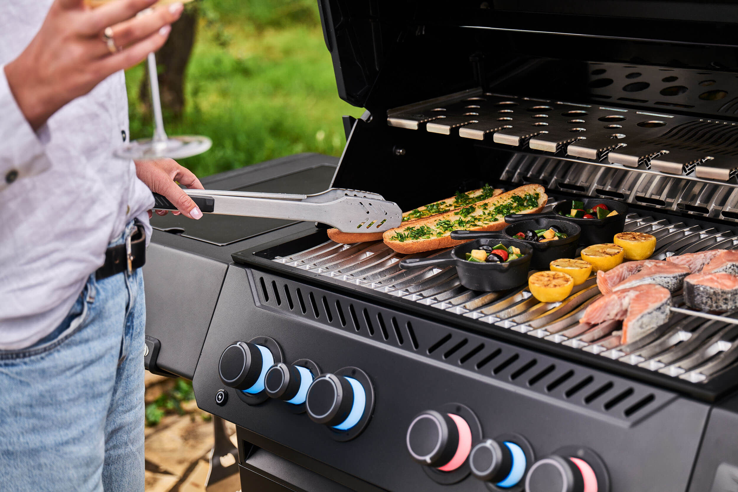 Napoleon Phantom Prestige 500 Connected Gasgrill mit SIZZLE Zone und Heckbrenner - Edelstahl Gussroste, Mattschwarz - Modell 2025 Napoleon Phantom Prestige 500 Connected Gasgrill mit SIZZLE Zone und Heckbrenner - Edelstahl Gussroste, Mattschwarz - Modell 2025