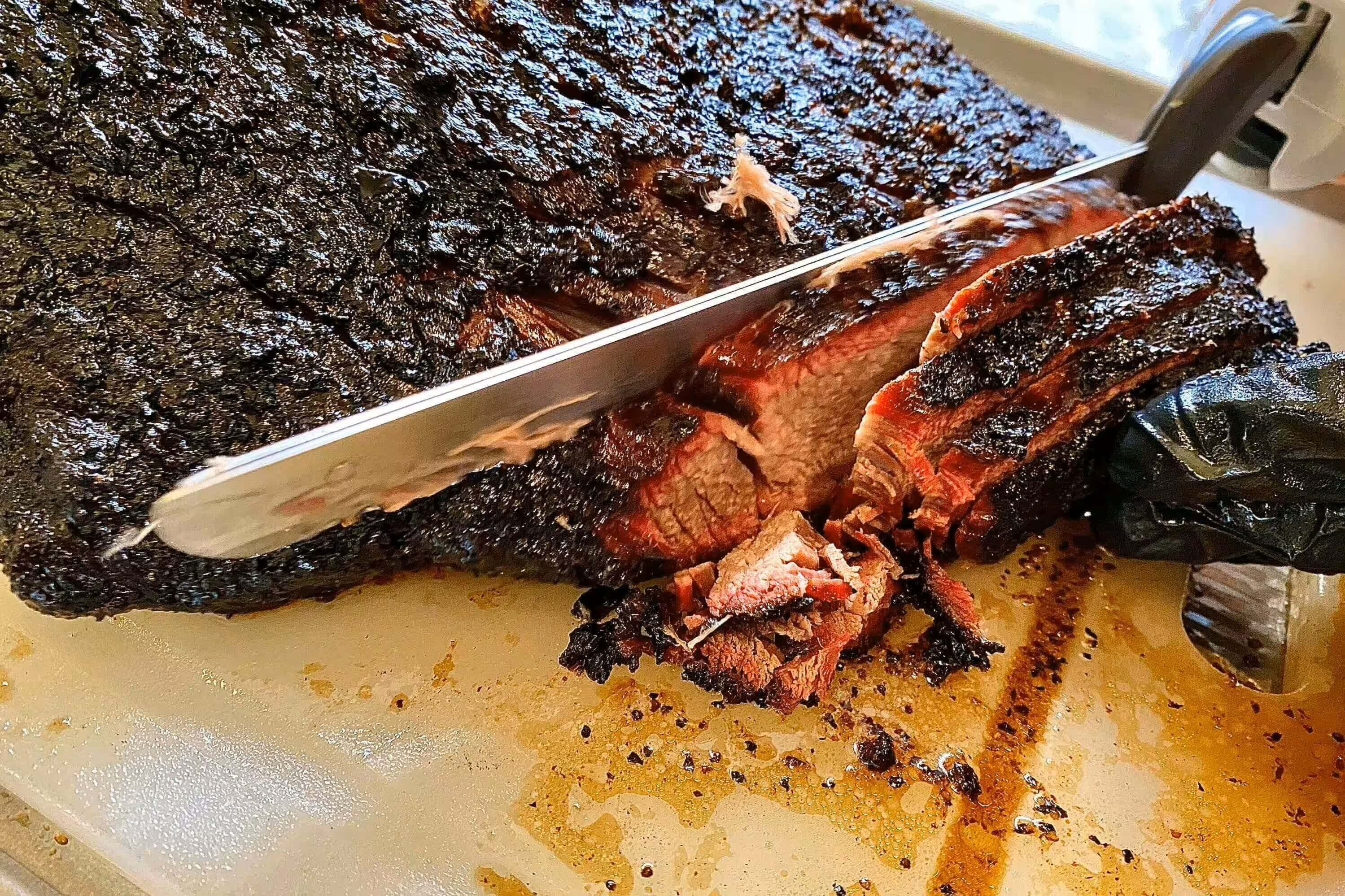 Saftiges Beef Brisket wird nach dem Hot an Fast grillen aufgeschnitten