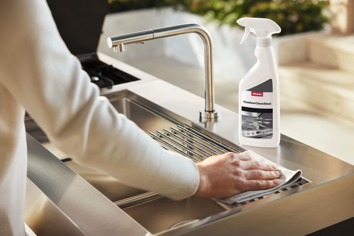 Miele OutdoorClean Steel 5001 Grillreiniger für die ultrastarke Reinigung von Edelstahloberflächen