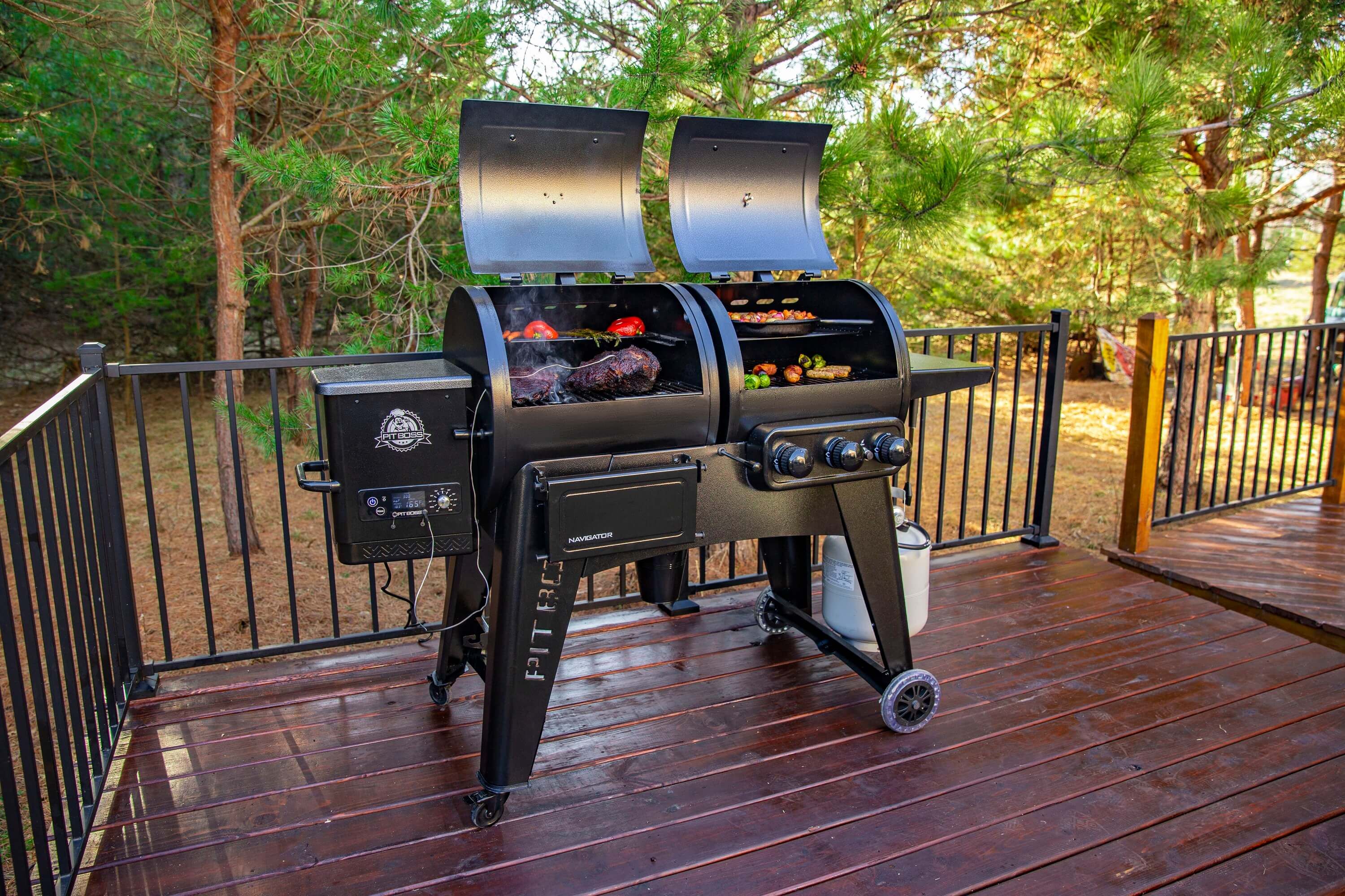 pit-boss-navigator-1230-frontansicht-geoeffnet-mit-grillgut