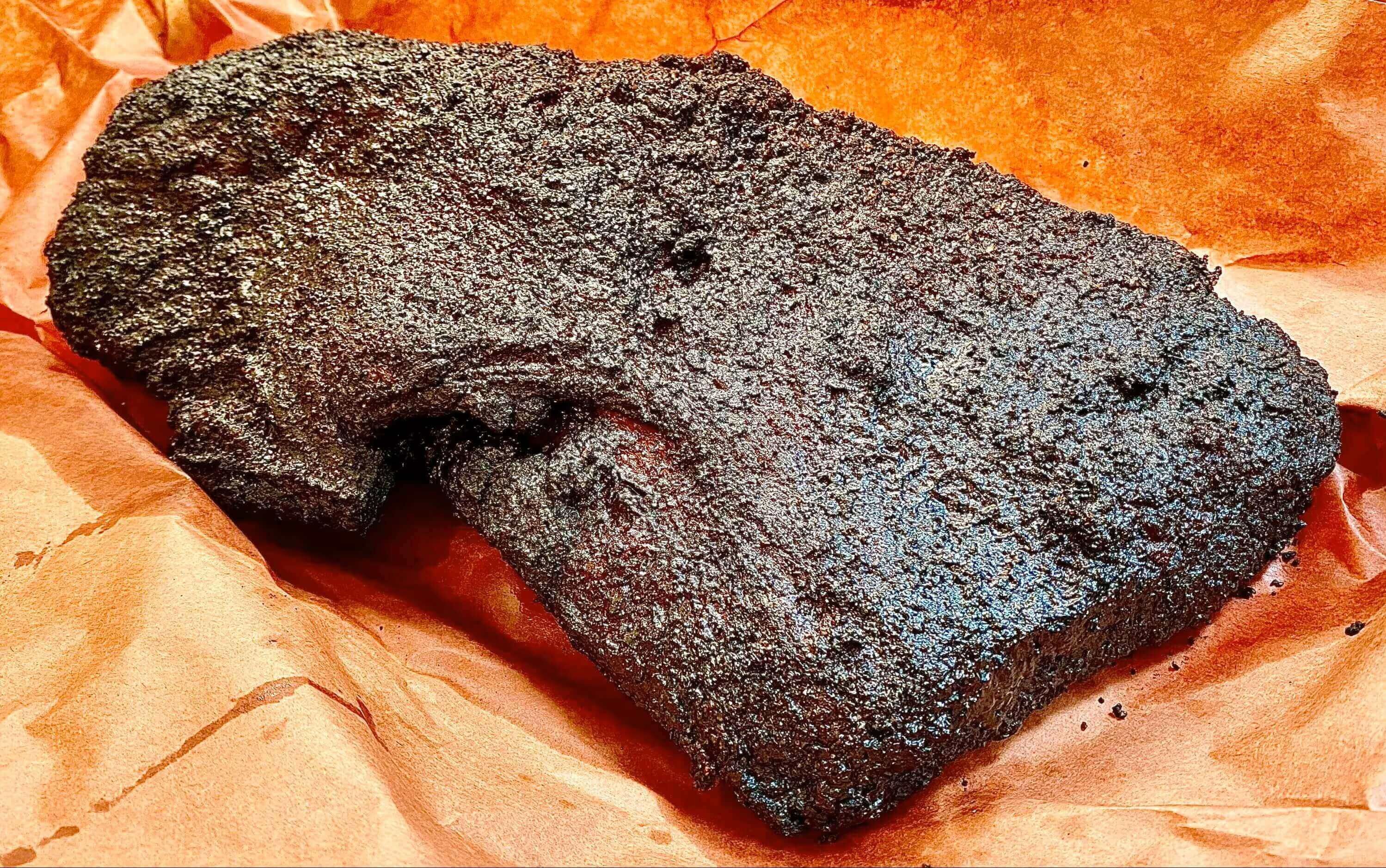 Beef Brisket wird in Butcher Paper eingewickelt, damit es Hot & Fast gegrillt werden kann