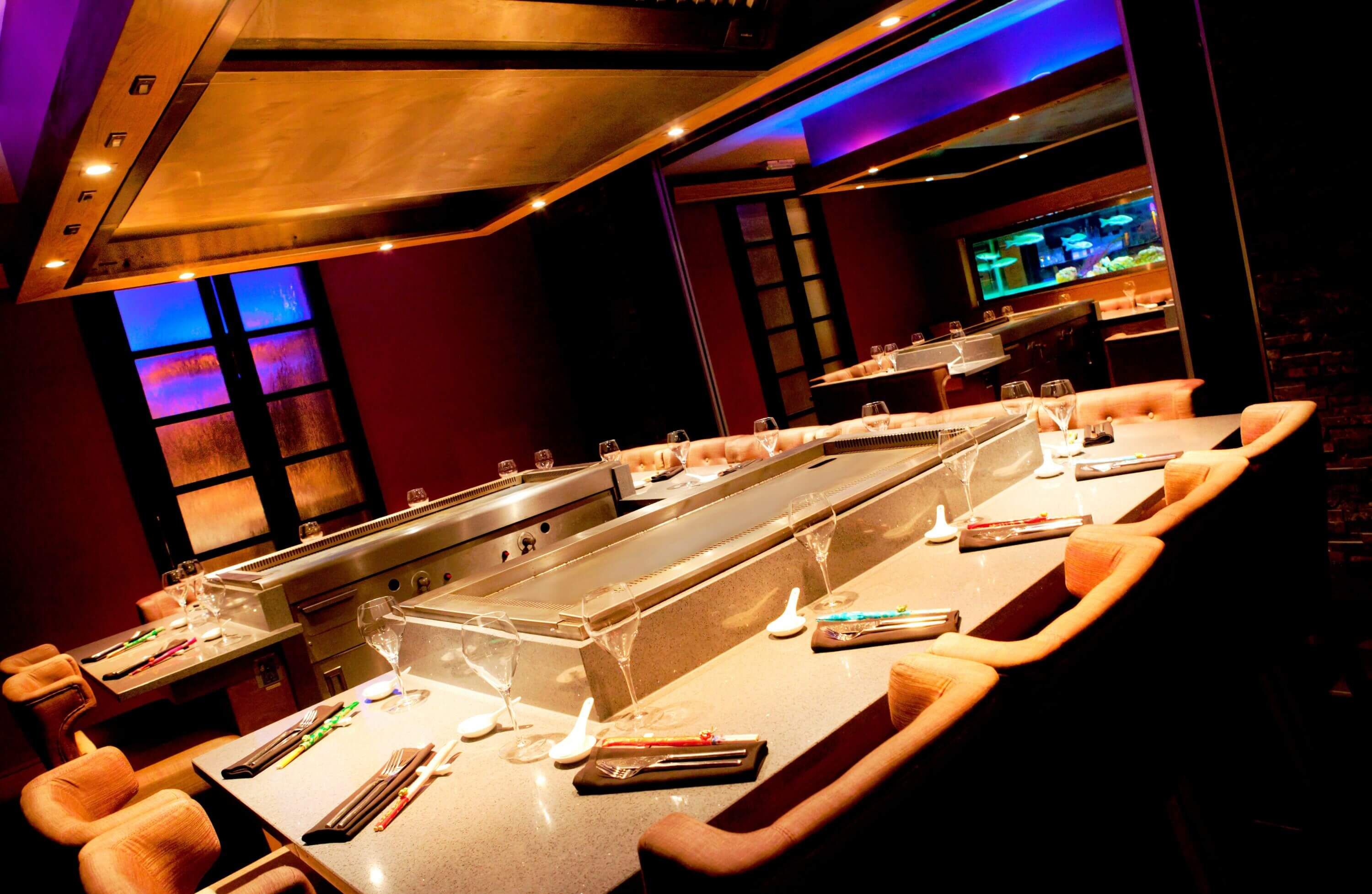 Elegantes japanisches BBQ-Restaurant mit modernen Tischgrills und stilvoll gedeckten Plätzen, ideal für Yakiniku-Erlebnisse.