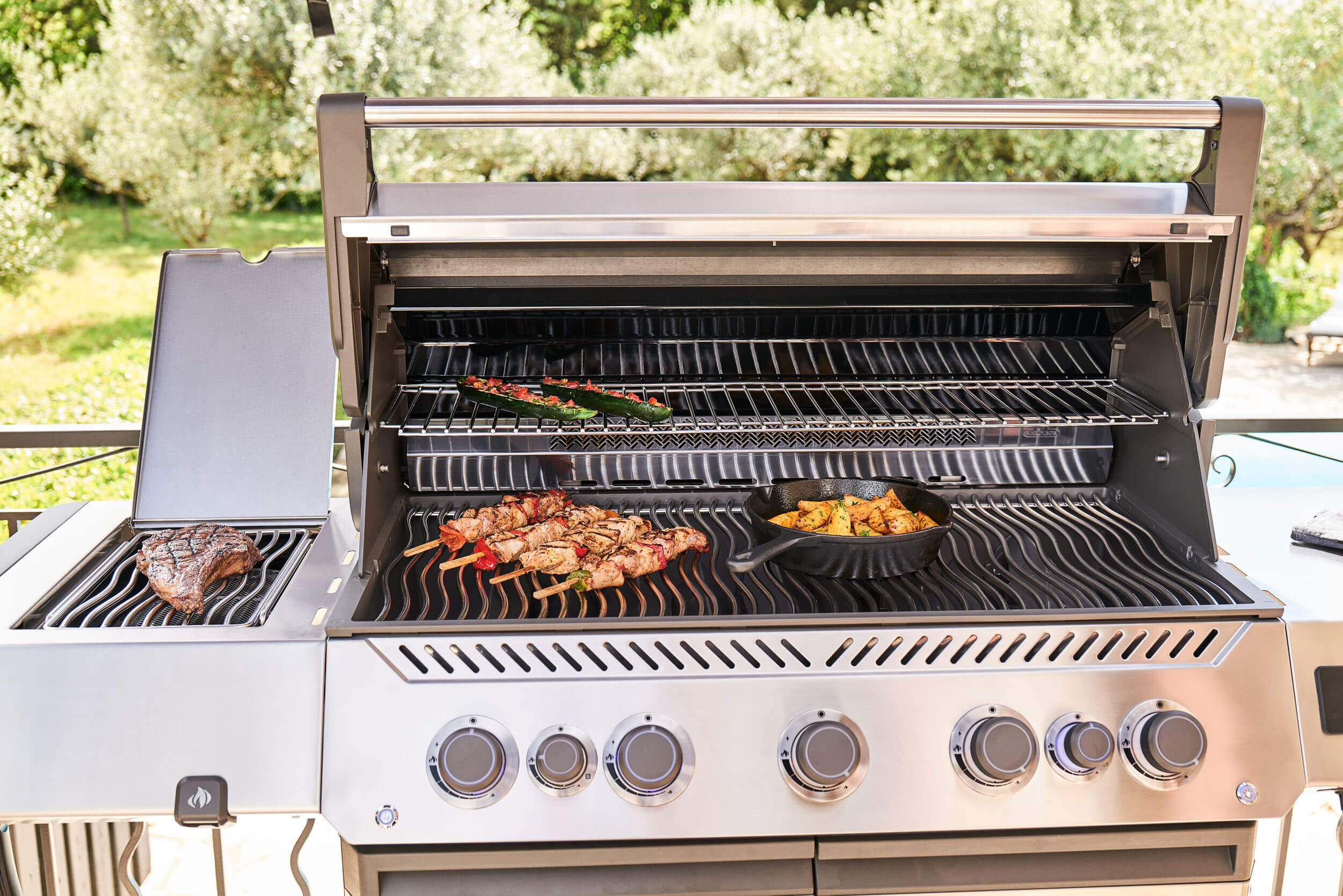 Napoleon Prestige 665 Connected Gasgrill mit Sizzle Zone und Heckbrenner Edelstahl | Modell 2025