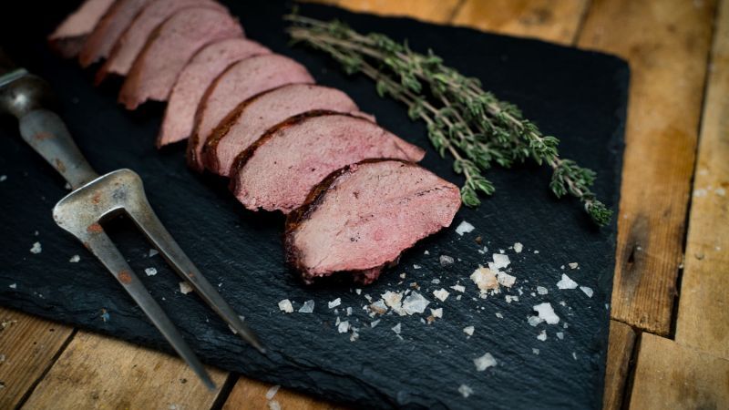 Zarter Rehrücken ohne Knochen – Perfektes Wildfleisch für Genießer auf Holzbrett