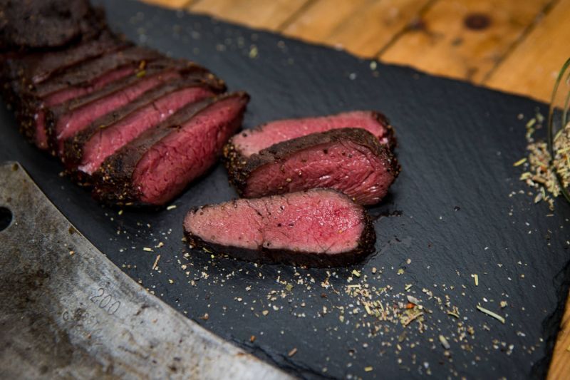 Wildschweinfilet – Zart, Würzig und Voller Geschmack auf Holzbrett