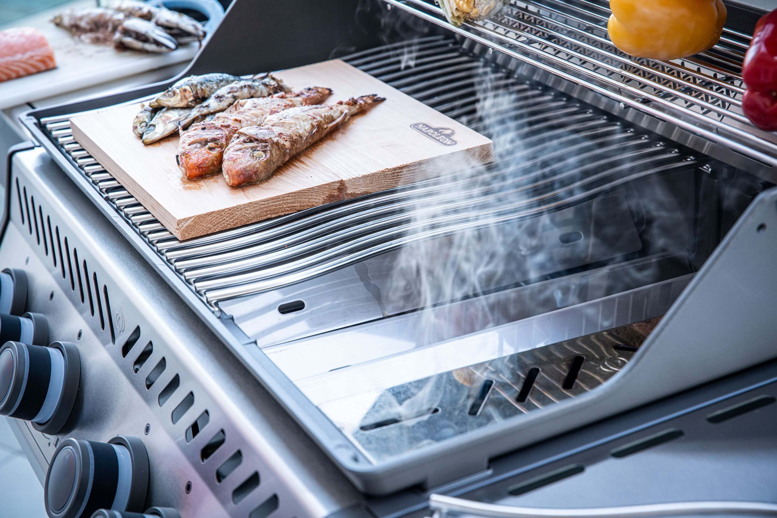Fisch wird im Gasgrill geräuchert