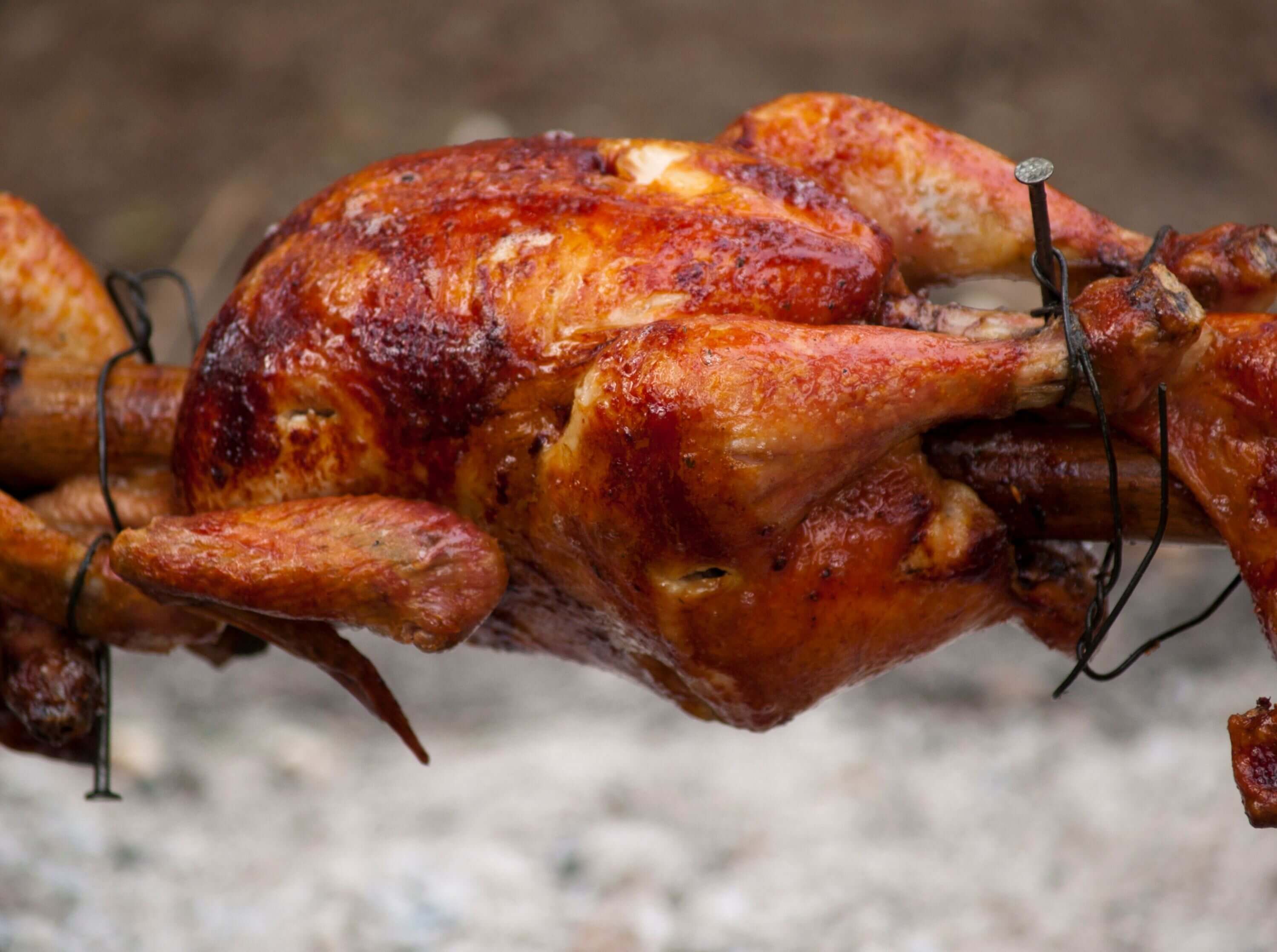 Knuspriges Grillhähnchen vom Drehspieß - Perfekte knusprige Haut Knuspriges Grillhähnchen vom Drehspieß - Perfekte knusprige Haut