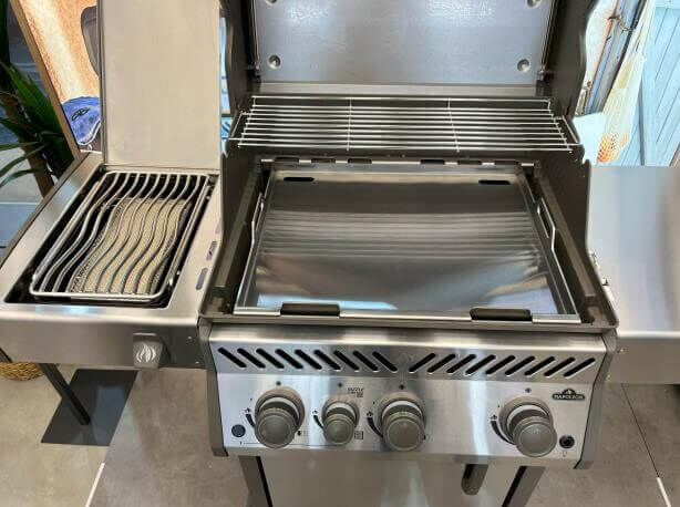 Napoleon Rogue PRO 425 mit großer Sizzle Zone in Grau - 2025 + Aktionspaket | Gasgrill