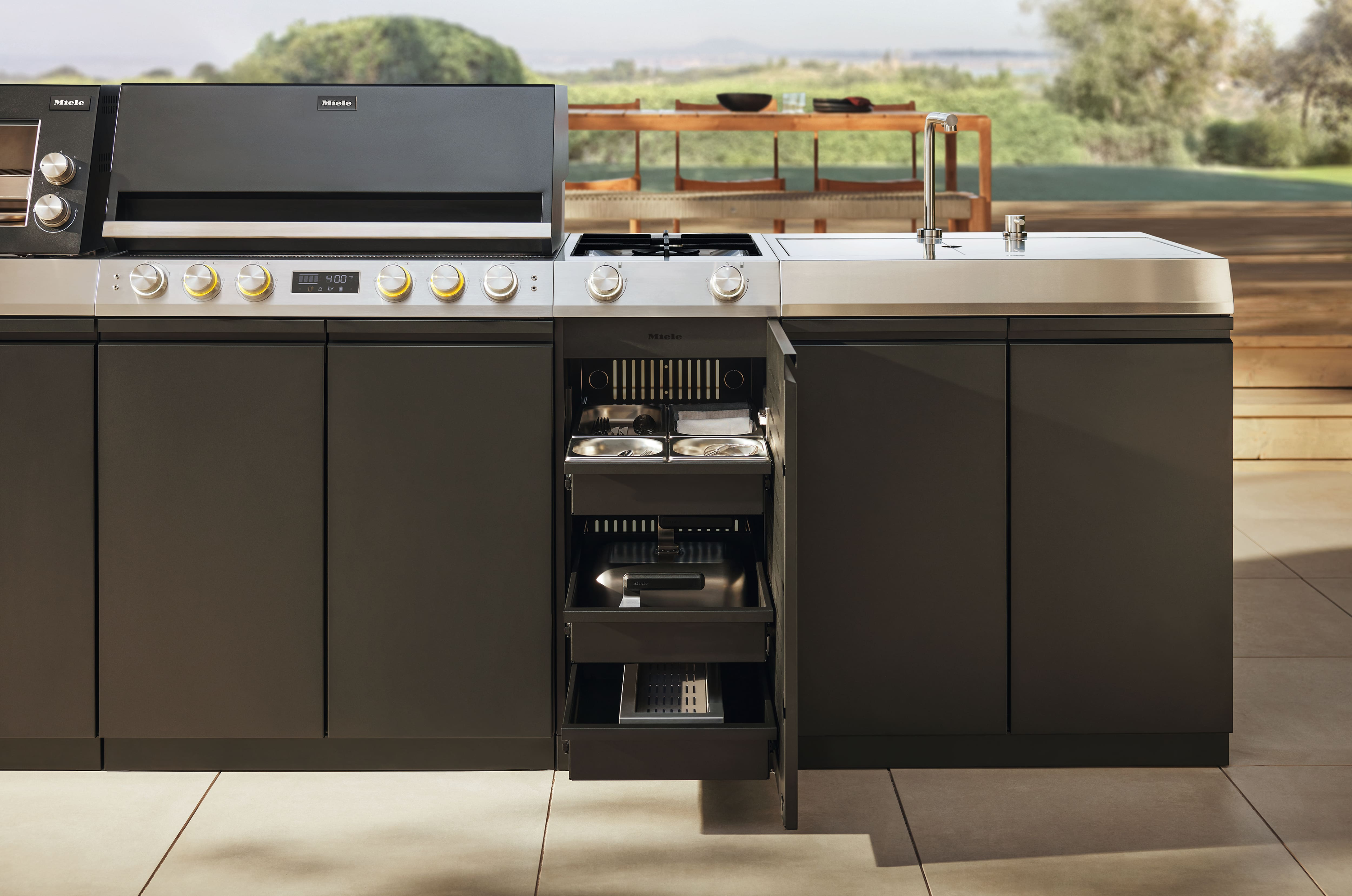 Miele Dreams Store M Stauraummodul mit drei Schubladen und Edelstahl-Arbeitsfläche für die Outdoorküche