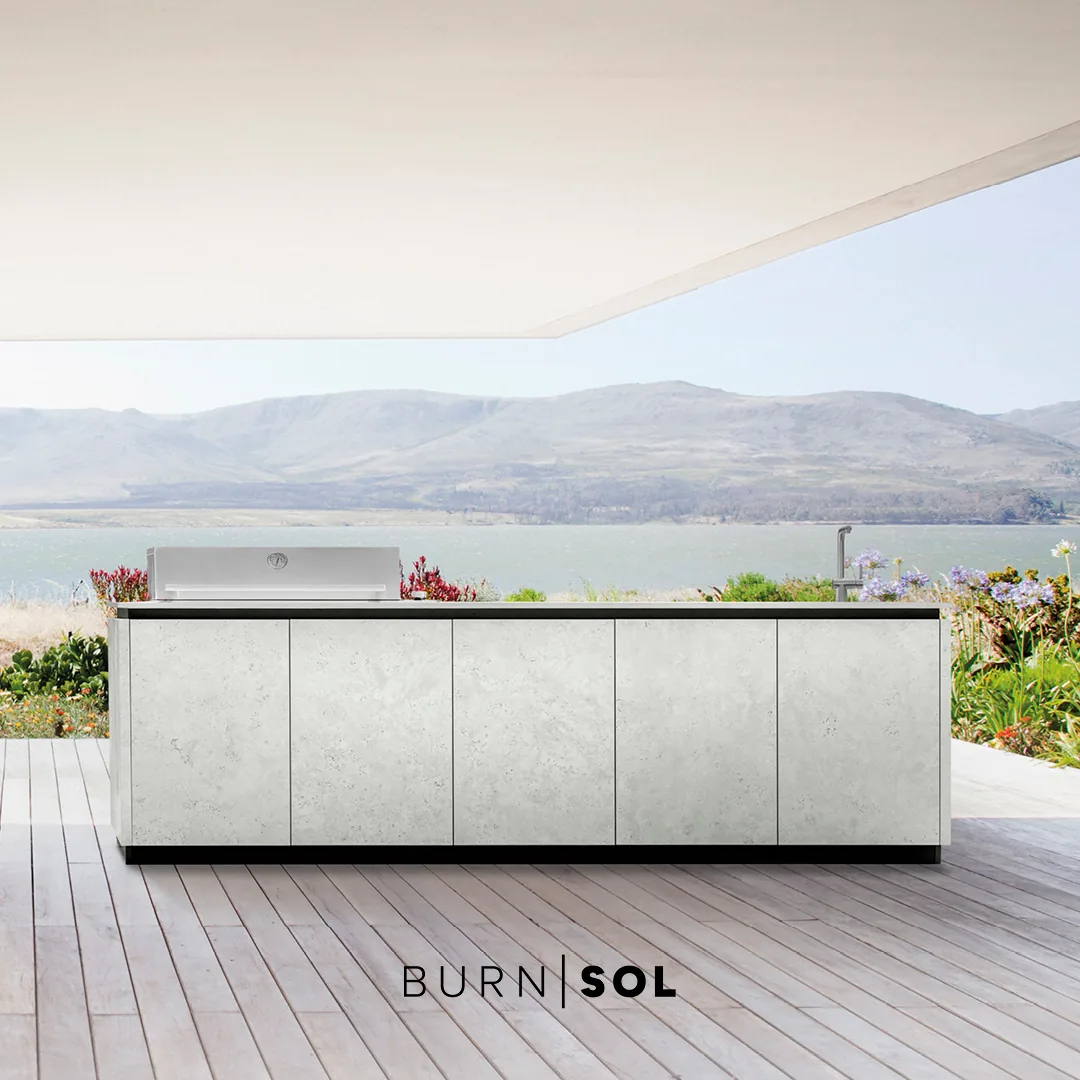 Helle BURN SOL Outdoorküche unter einem Sonnensegel mit Seeblick