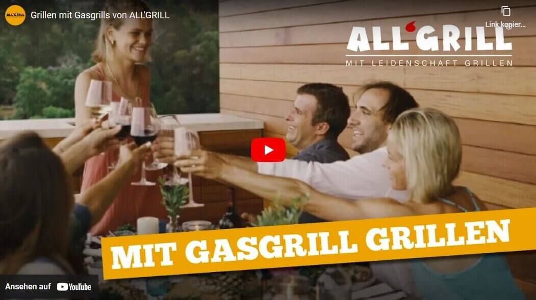 freunde-stoßen-auf-terrasse-mit-weingläsern-an-werbebild-von-allgrill-mit-dem-slogan-mit-gasgrill-grillen-und-dem-markenlogo-im-hintergrund