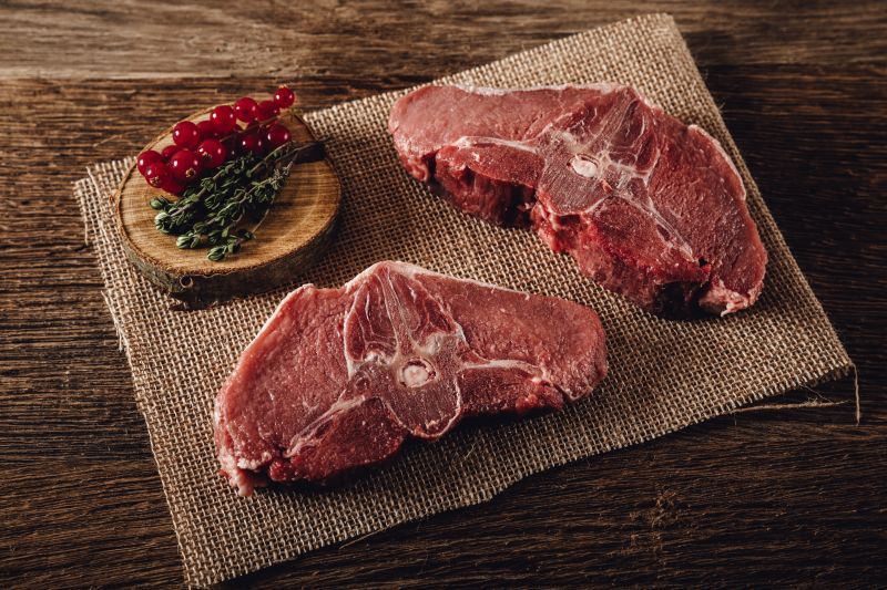 Kotelettsteak vom Wildschwein – Mageres Wildfleisch aus der Oberpfalz auf Holzbrett