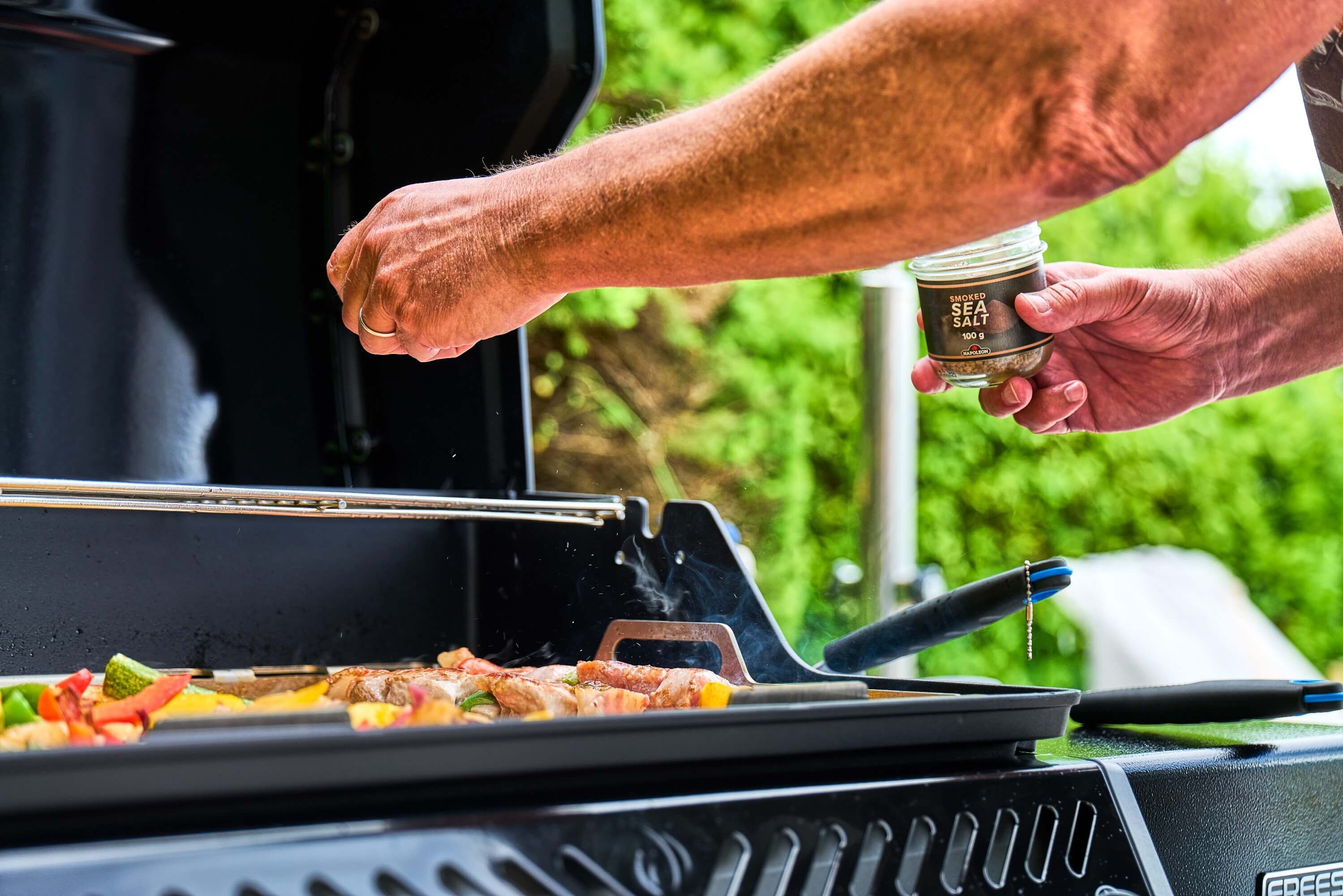 Napoleon Freestyle PRO 425 Gasgrill Schwarz mit Sizzle Zone | Modell 2026 Napoleon Freestyle PRO 425 Gasgrill Schwarz mit Sizzle Zone | Modell 2026