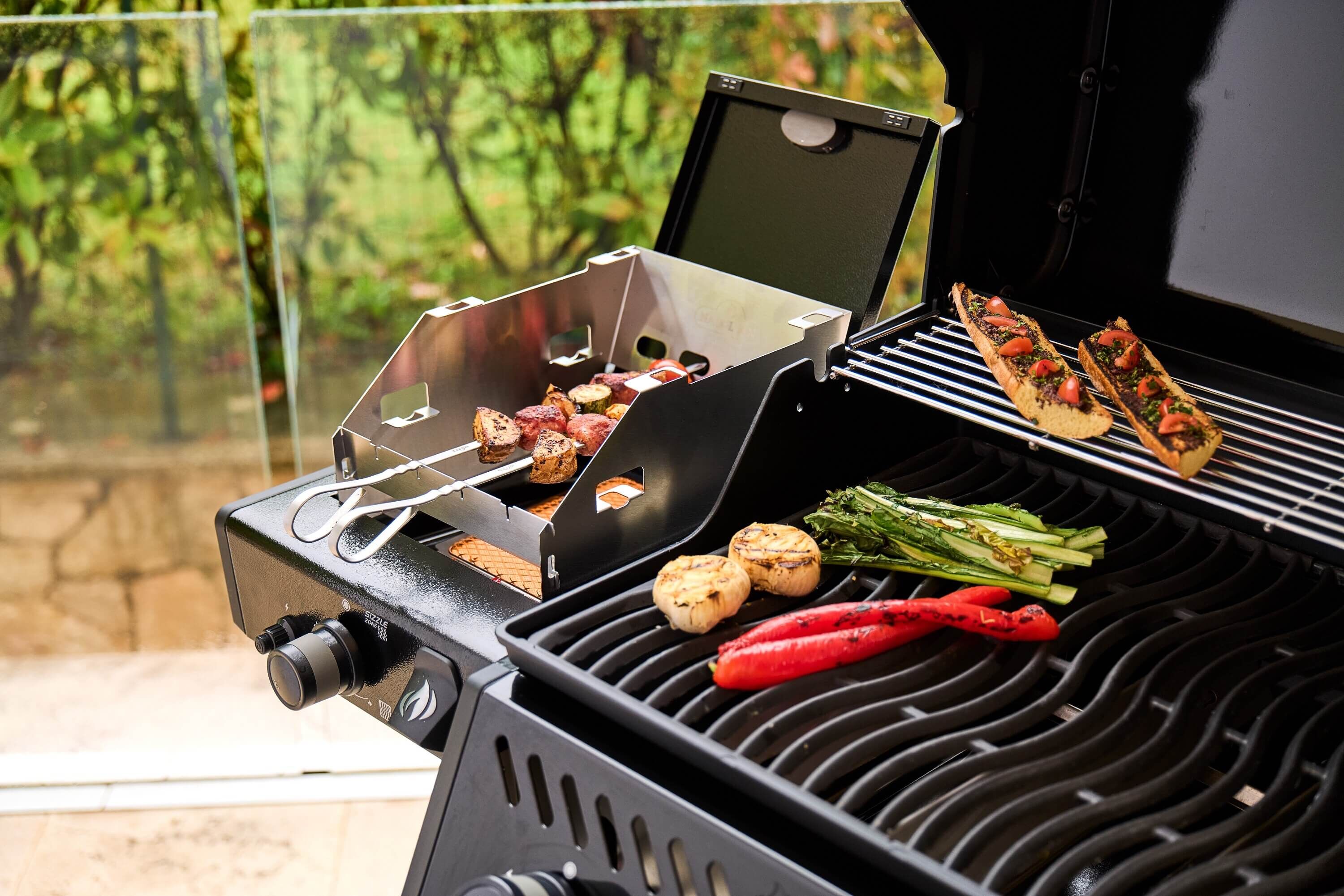 Napoleon Freestyle 365 Gasgrill Schwarz mit Sizzle Zone | Modell 2026