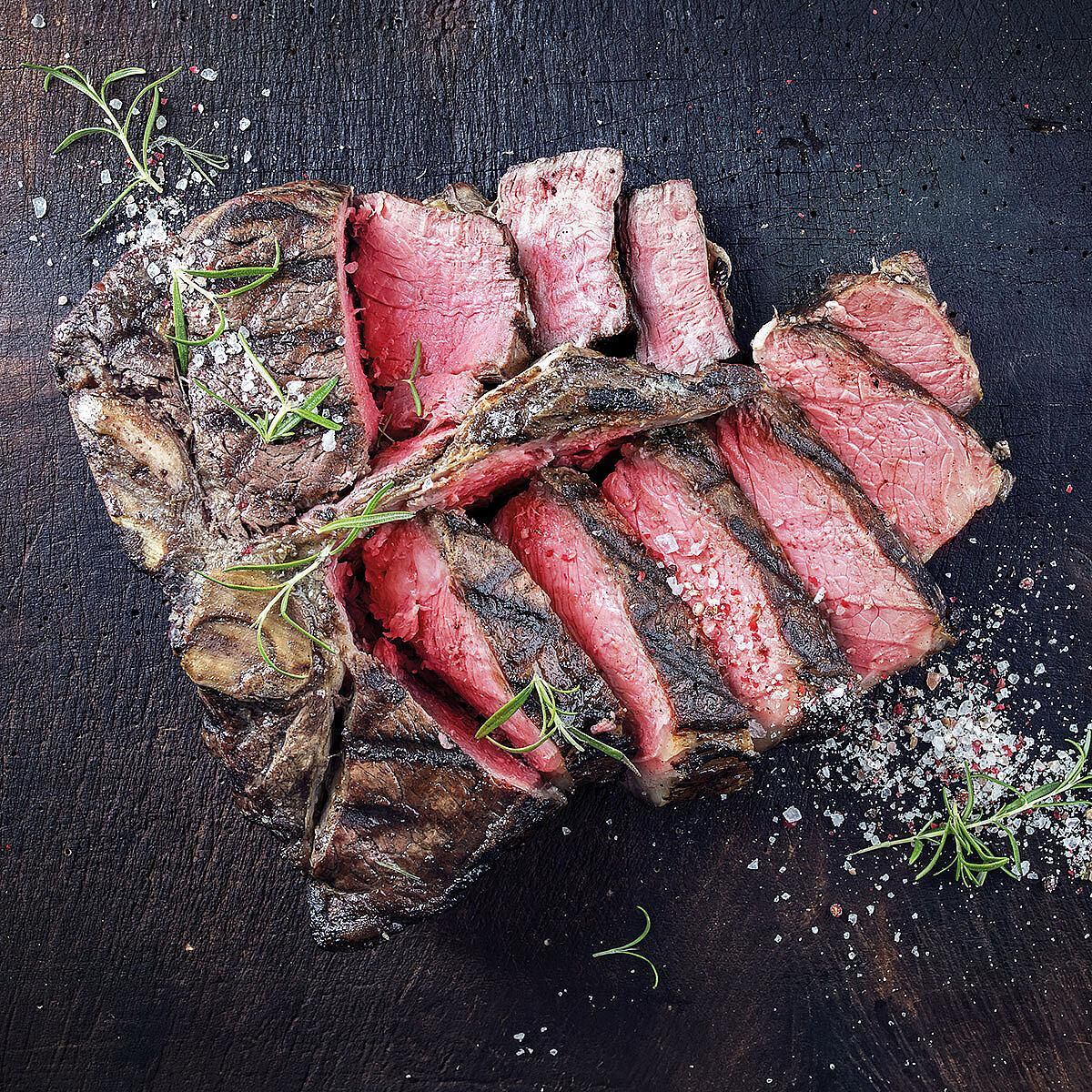 Gegrilltes T-Bone-Steak in Scheiben: gegartes Fleisch lässt sich 2 bis 3 Monate einfrieren