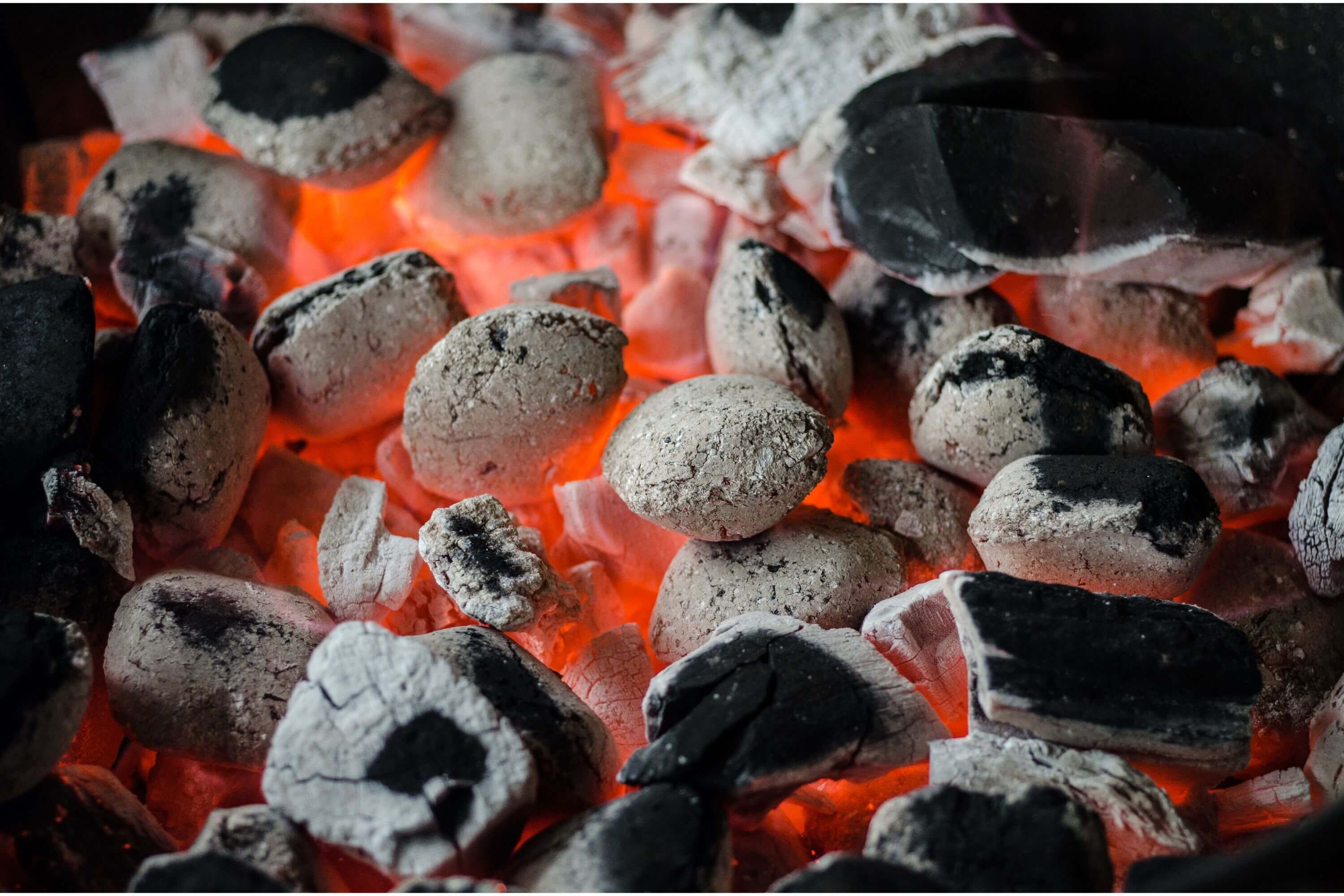 Glühende Briketts, fertig zum Grillen
