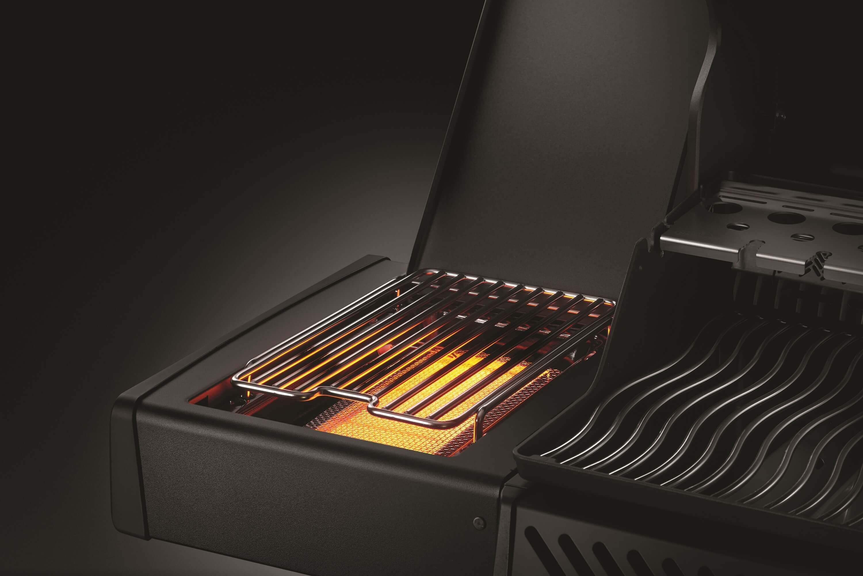 Glühender Infrarot-Keramikbrenner der Sizzle Zone am Napoleon Rogue SE 425 Gasgrill
