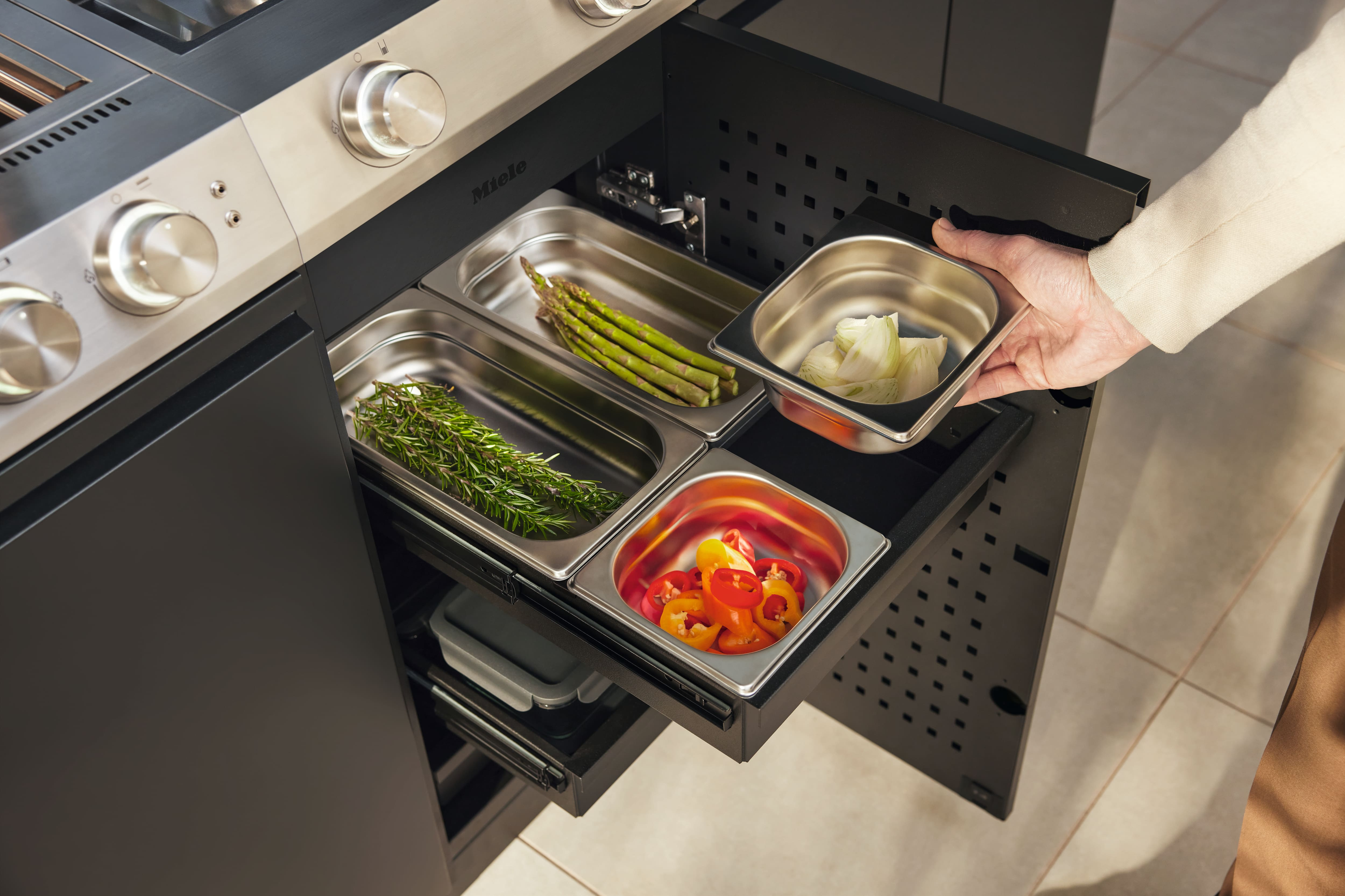 Miele Dreams Store M Stauraummodul mit drei Schubladen und Edelstahl-Arbeitsfläche für die Outdoorküche