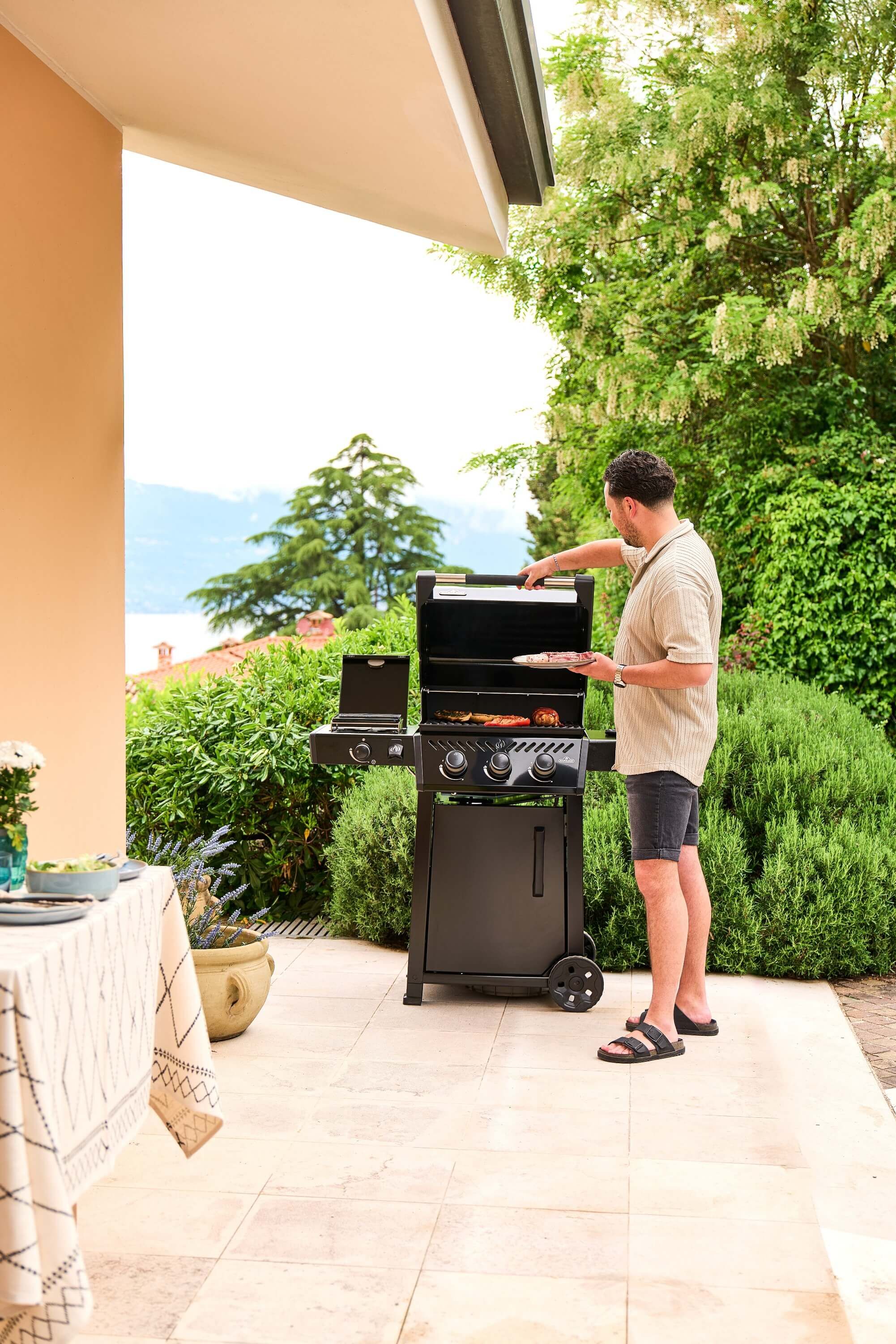 Napoleon Freestyle 365 Gasgrill Schwarz mit Seitenbrenner | Modell 2026