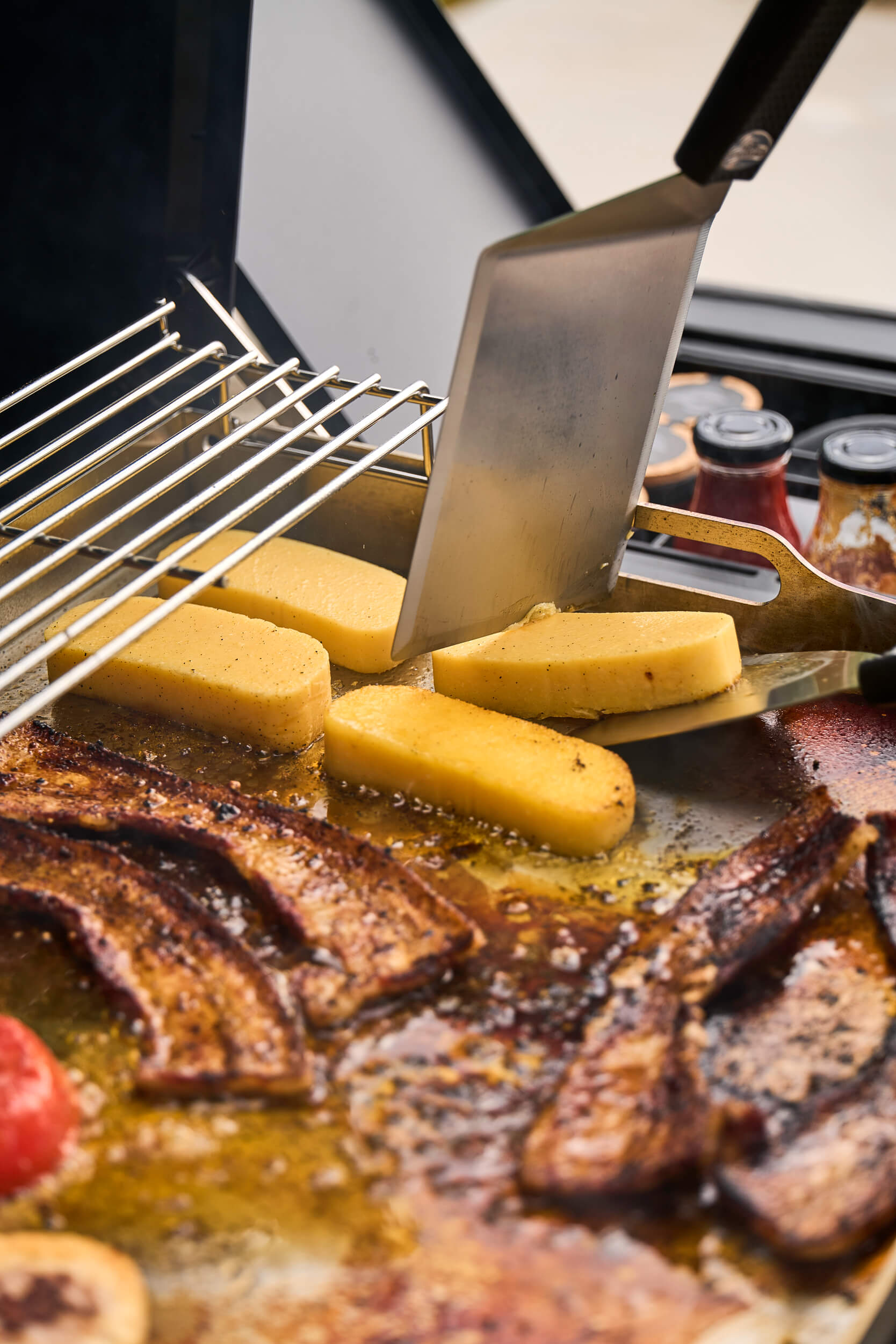 Napoleon Plancha Grill Phantom Rogue Pro 30 mit Sizzle Zone in mattschwarz mit Edelstahlplancha 70 x 44 cm – Produktbild 2