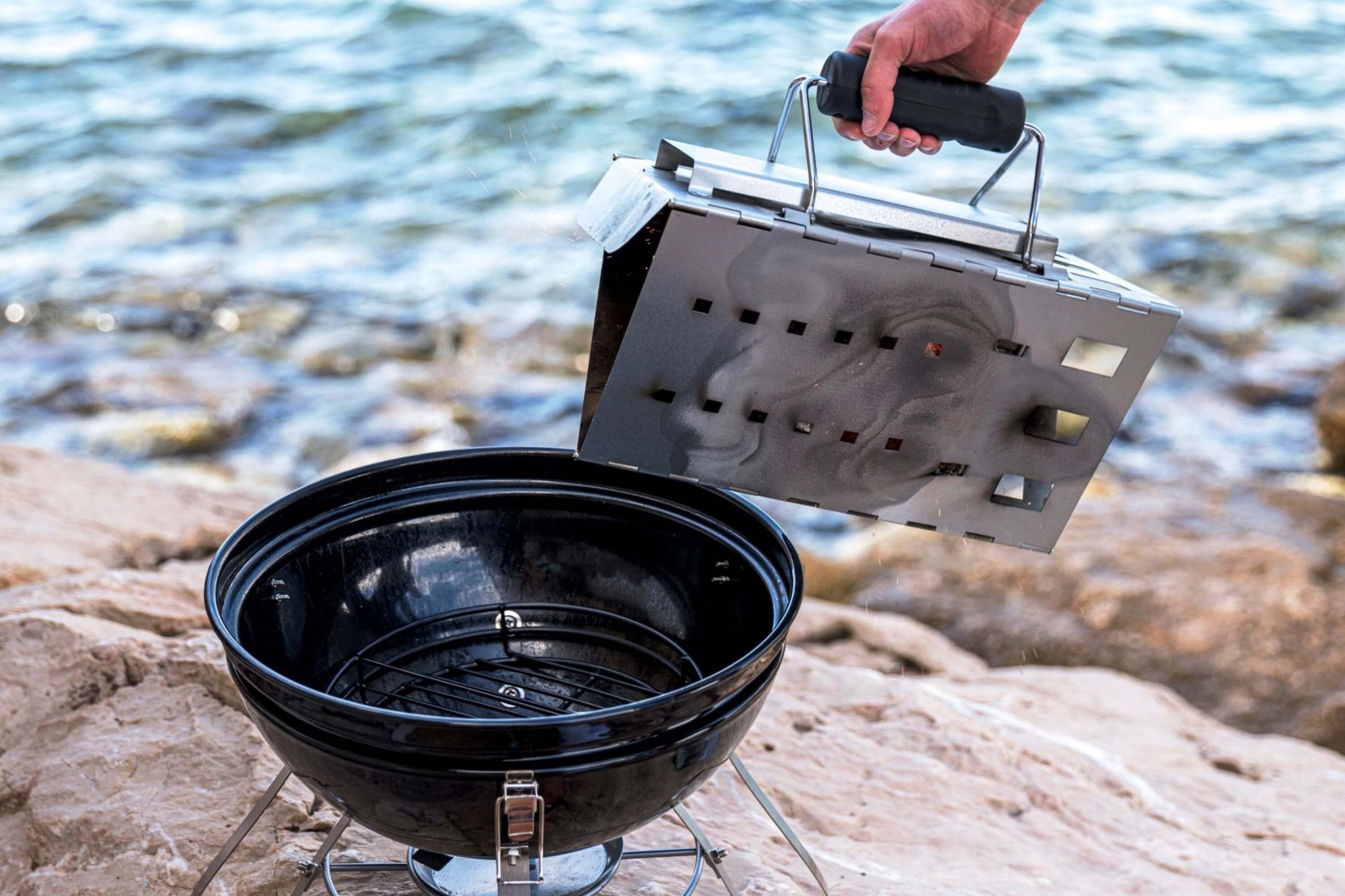 Lifestyle Bild eines Holzkohlegrills mit Anzündkamin