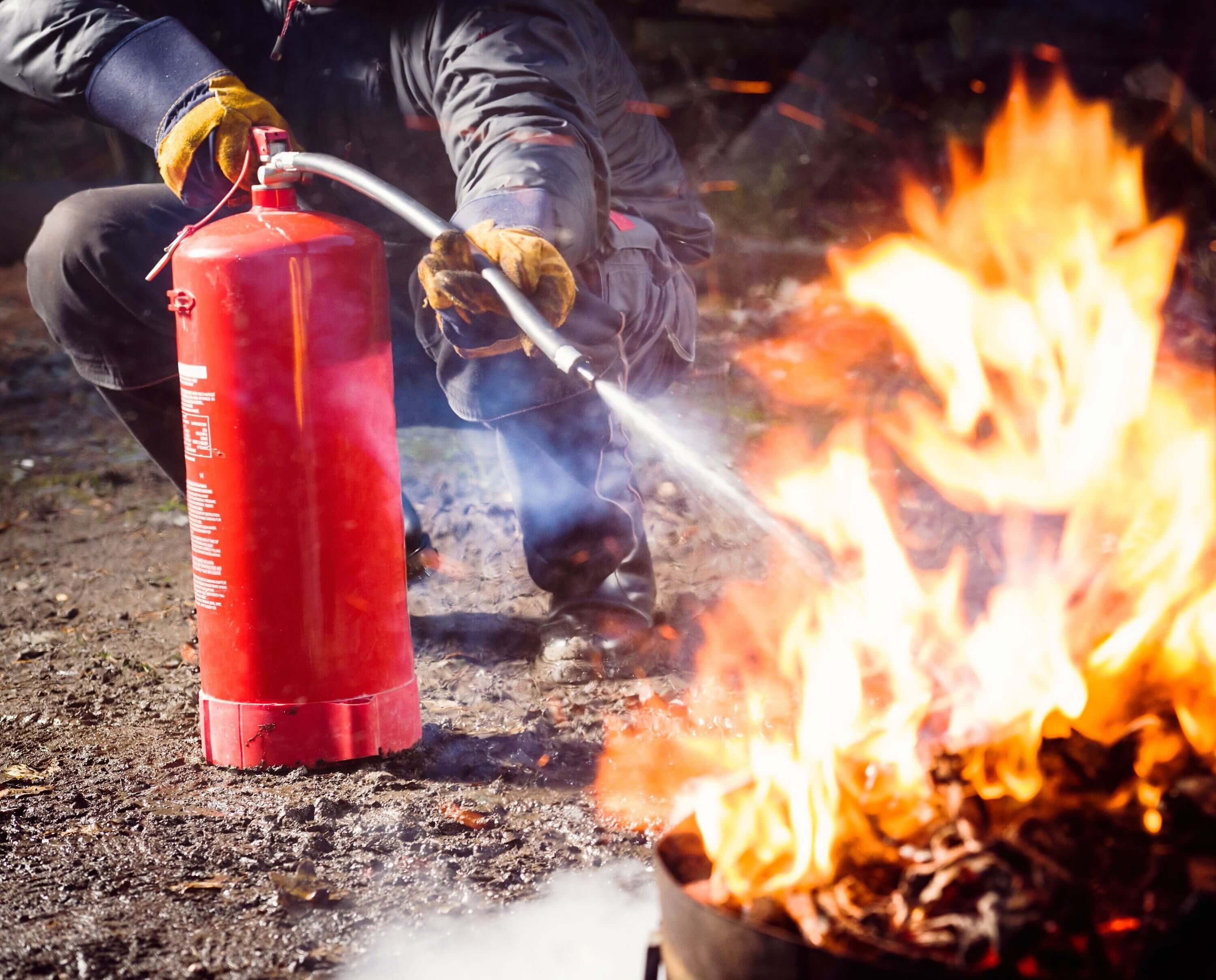 Fettbrand am Grill mit dem Feuerlöscher sicher löschen