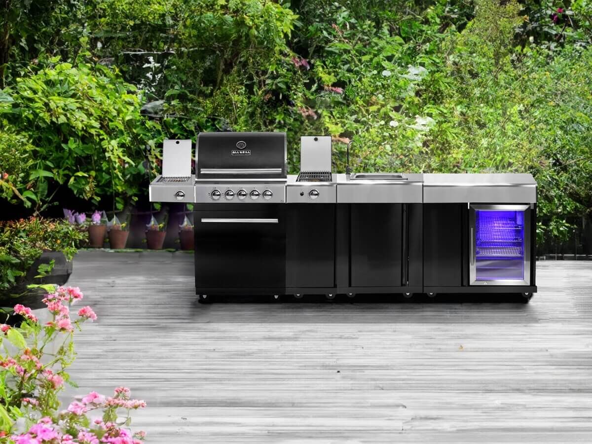 Eine AllGrill Chef Outdoorkueche auf einer Terasse im Garten
