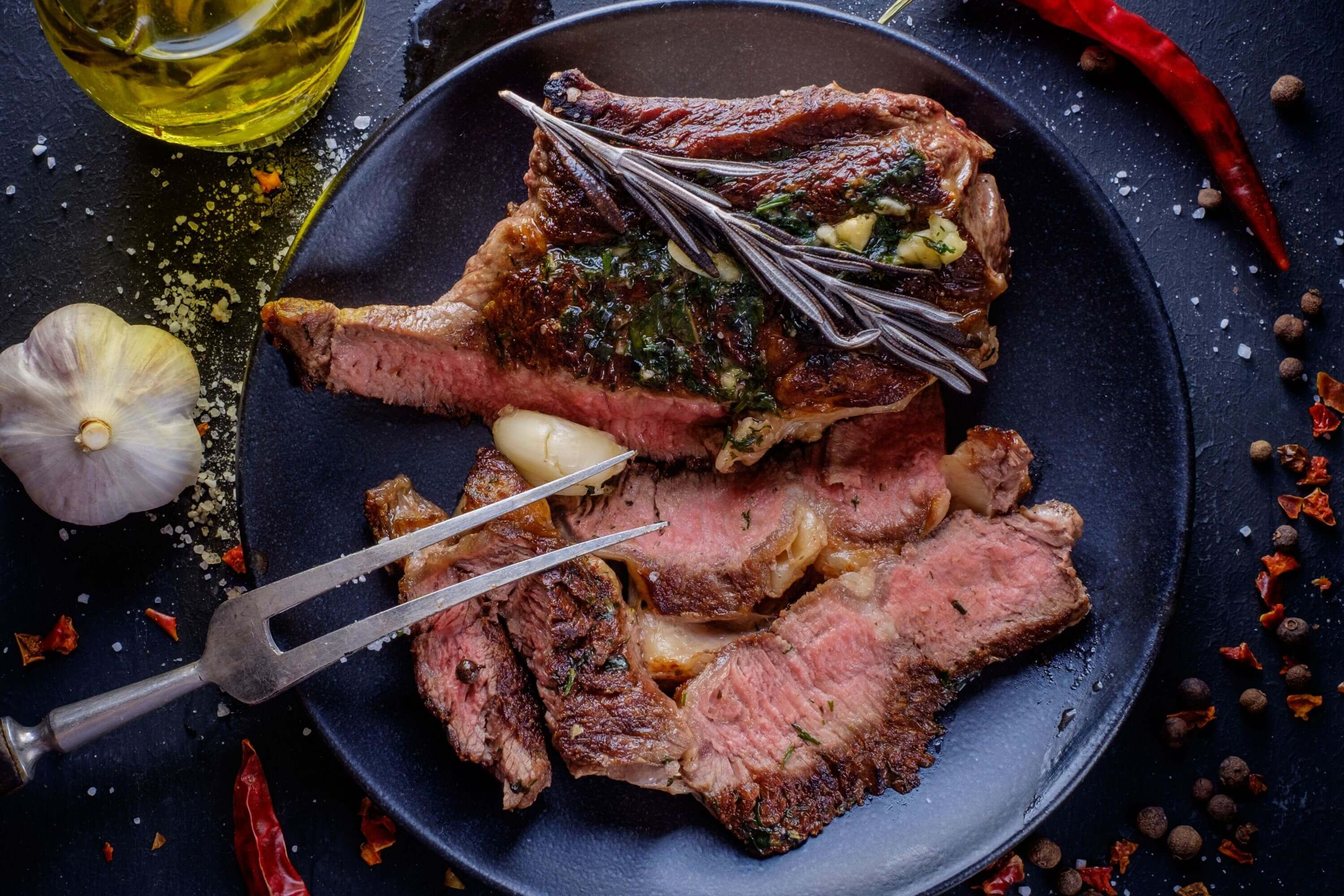 Gegrilltes Entrecôte auf dem Teller serviert