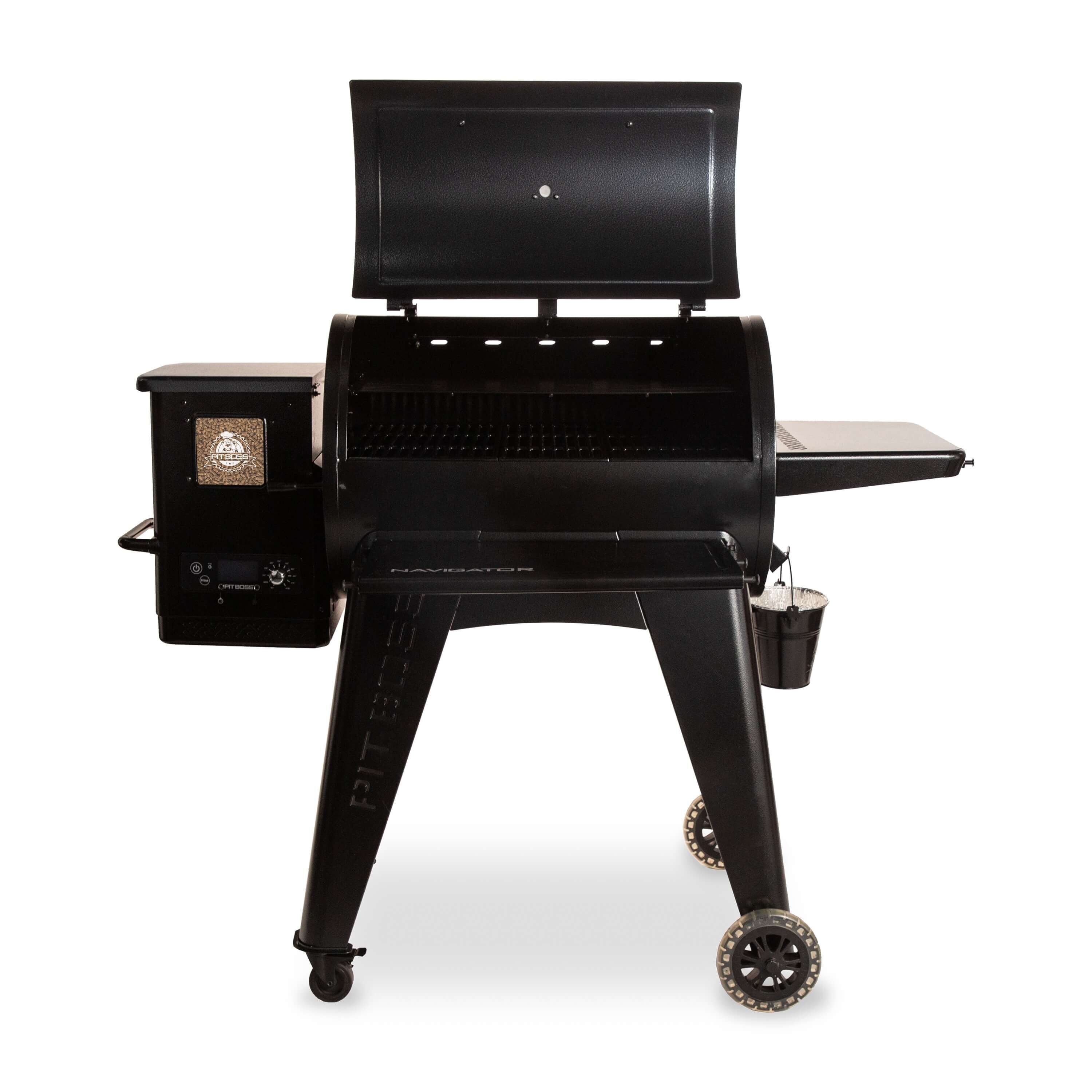 pit-boss-navigator-pelletgrill-von-vorne-mit-offenem-deckel-und-seitentisch-inklusive-ascheeimer-und-digitalem-bedienfeld