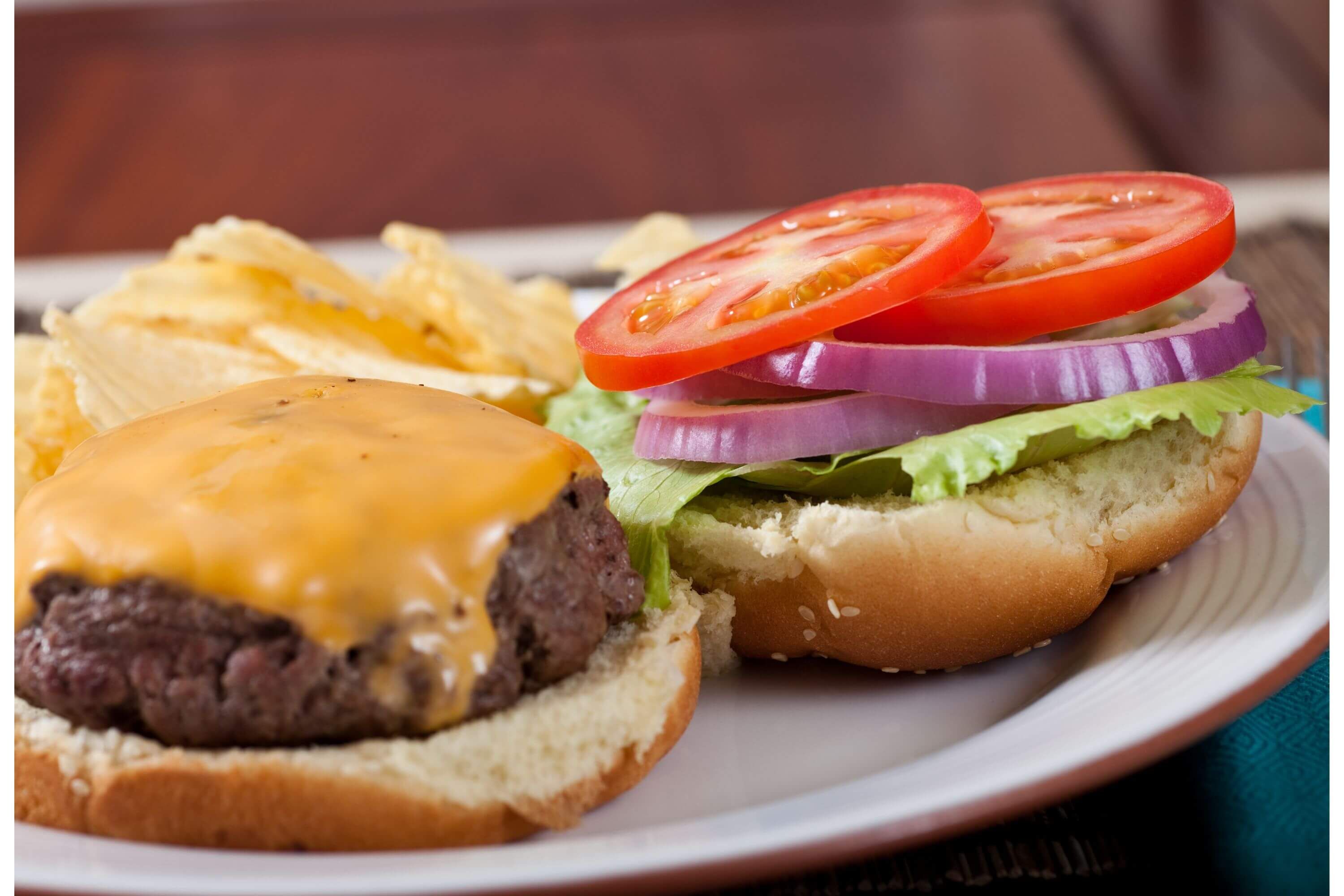 Ein klassischer Cheeseburger wird zusammengebaut