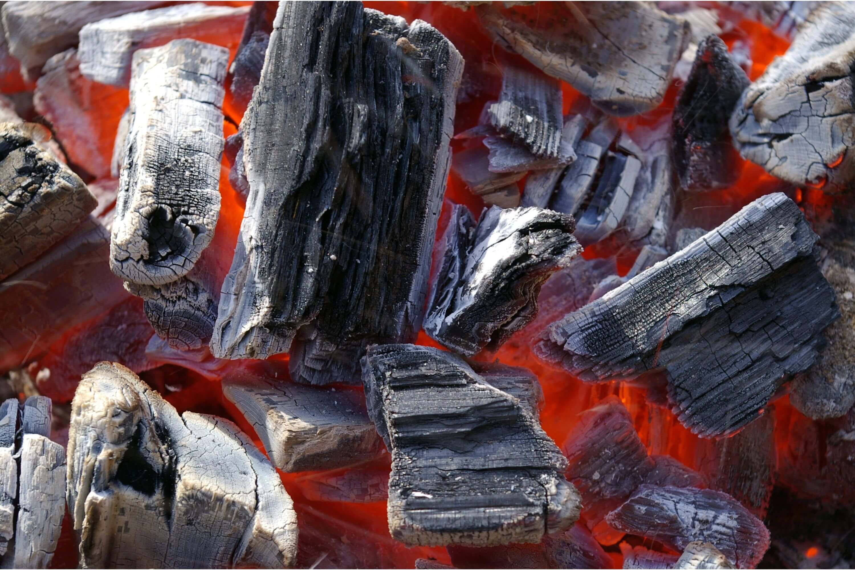 Glühende Holzkohle, fertig zum Grillen