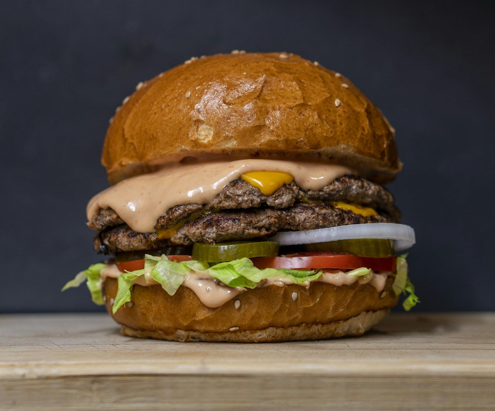 Smash Burger von der Feuerplatte