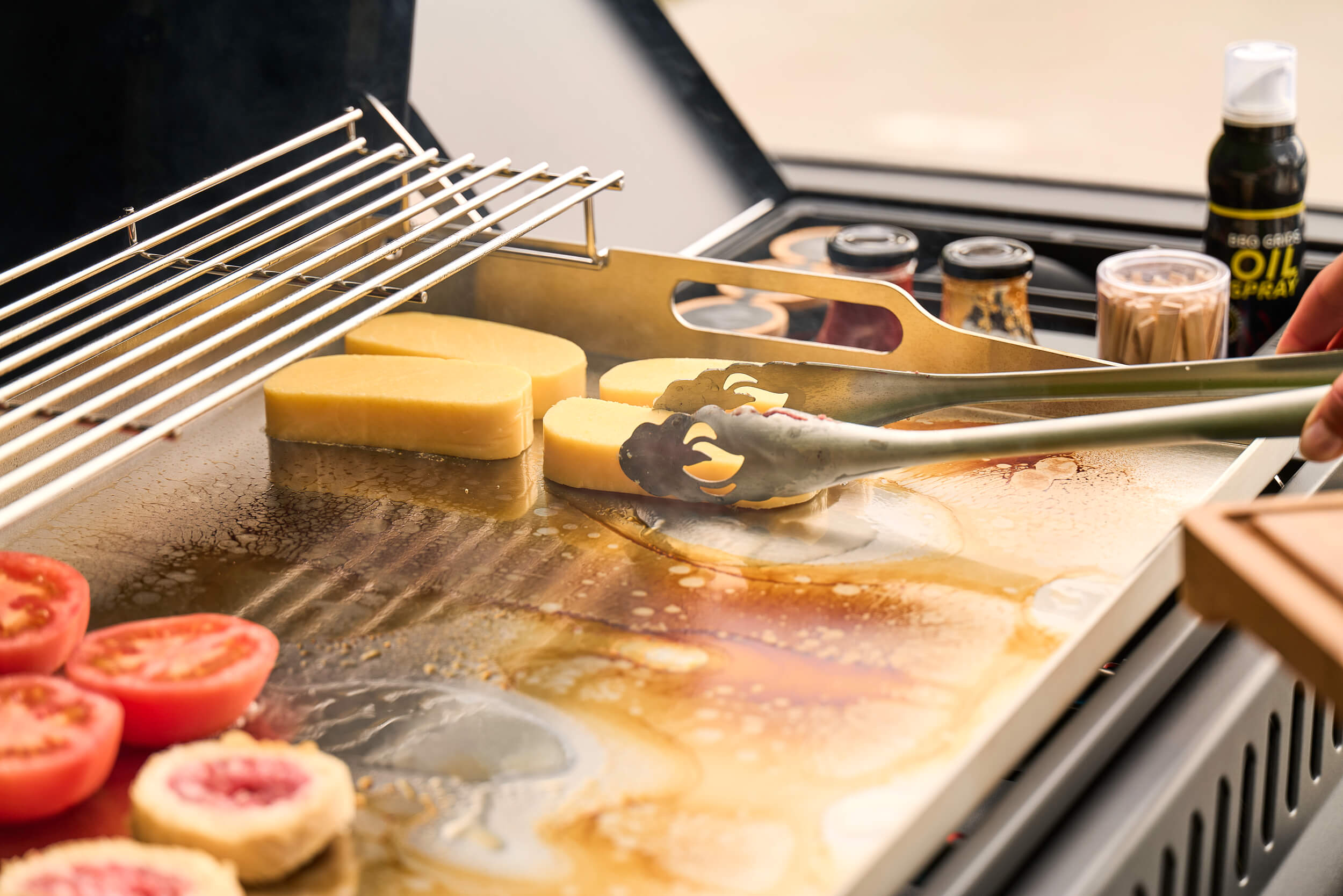 Napoleon Plancha Grill Phantom Rogue Pro 30 mit Sizzle Zone in mattschwarz mit Edelstahlplancha 70 x 44 cm – Produktbild 25