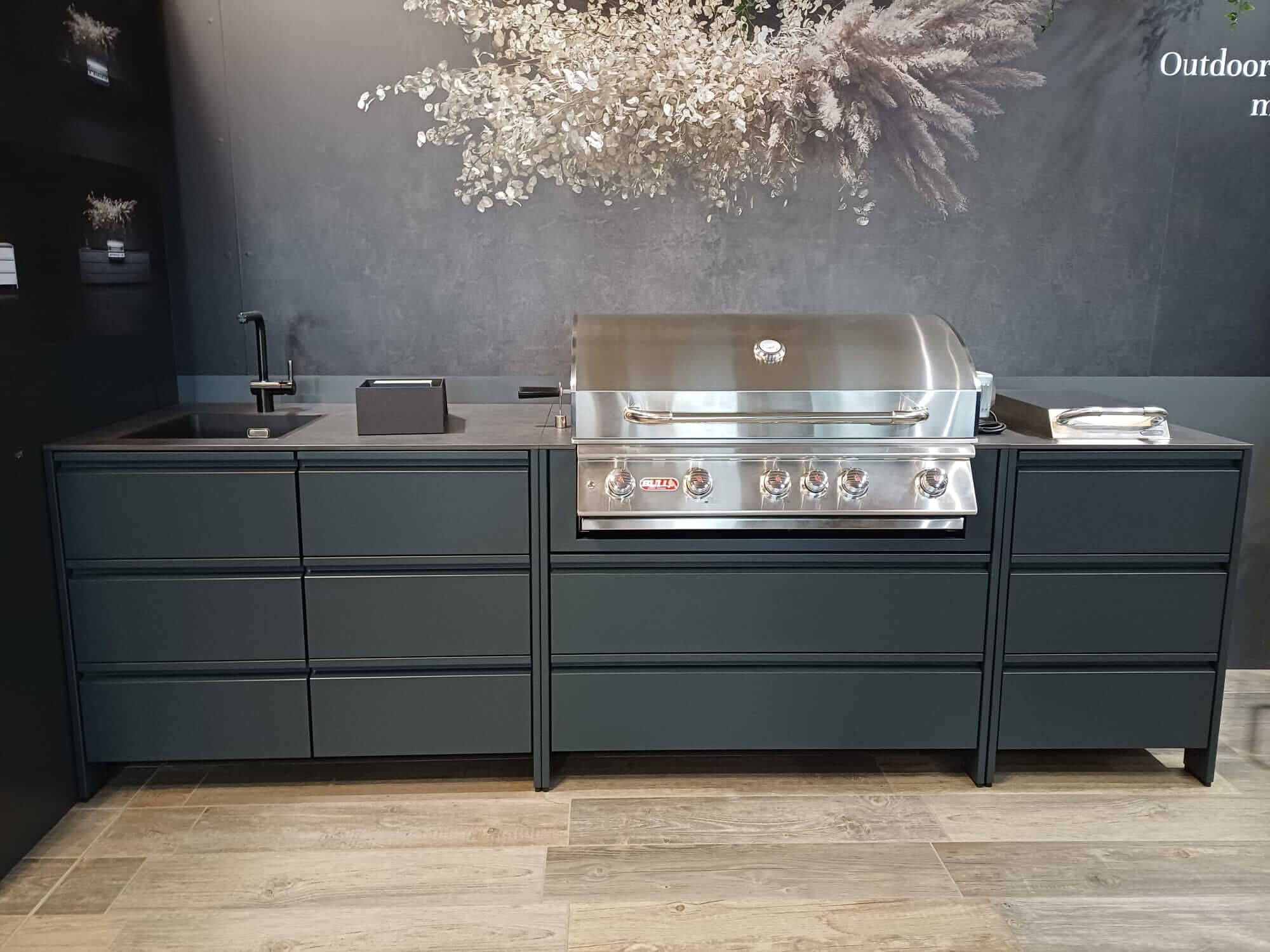 Belmento Outdoor-Küche – Ausstellungsstück mit Bull Brahma Gasgrill Belmento Outdoor-Küche – Ausstellungsstück mit Bull Brahma Gasgrill