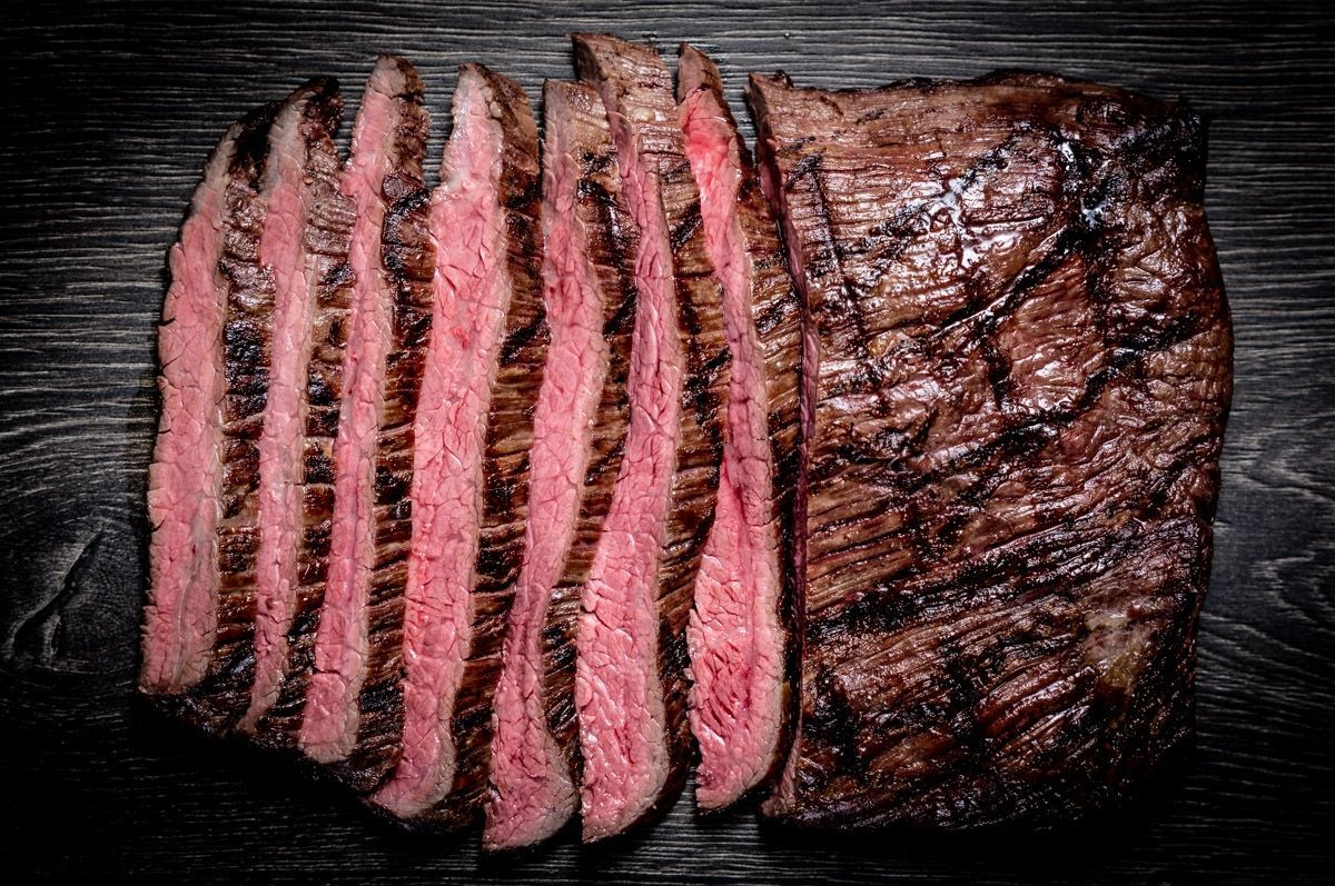 Gegrilltes Steak vom Bauchlappen, zur Hälfte in dünne rosa Scheiben geschnitten