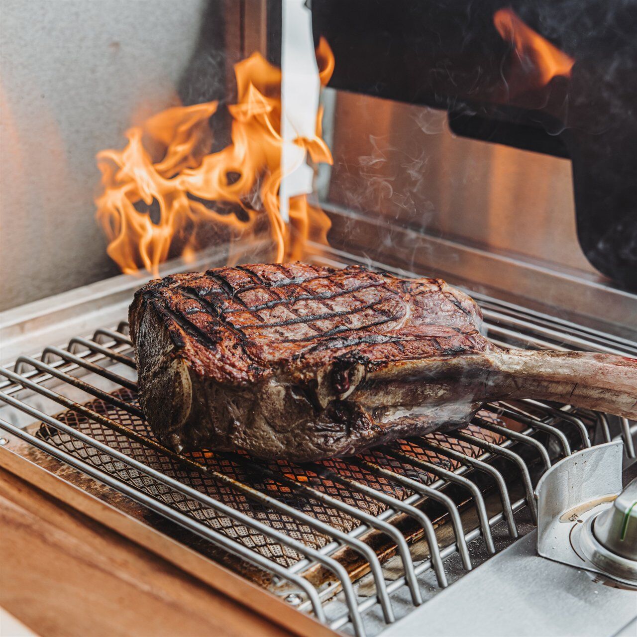 Tomahawk-Steak beim Searing auf dem Infrarot-Keramikbrenner des Burnhard Grant