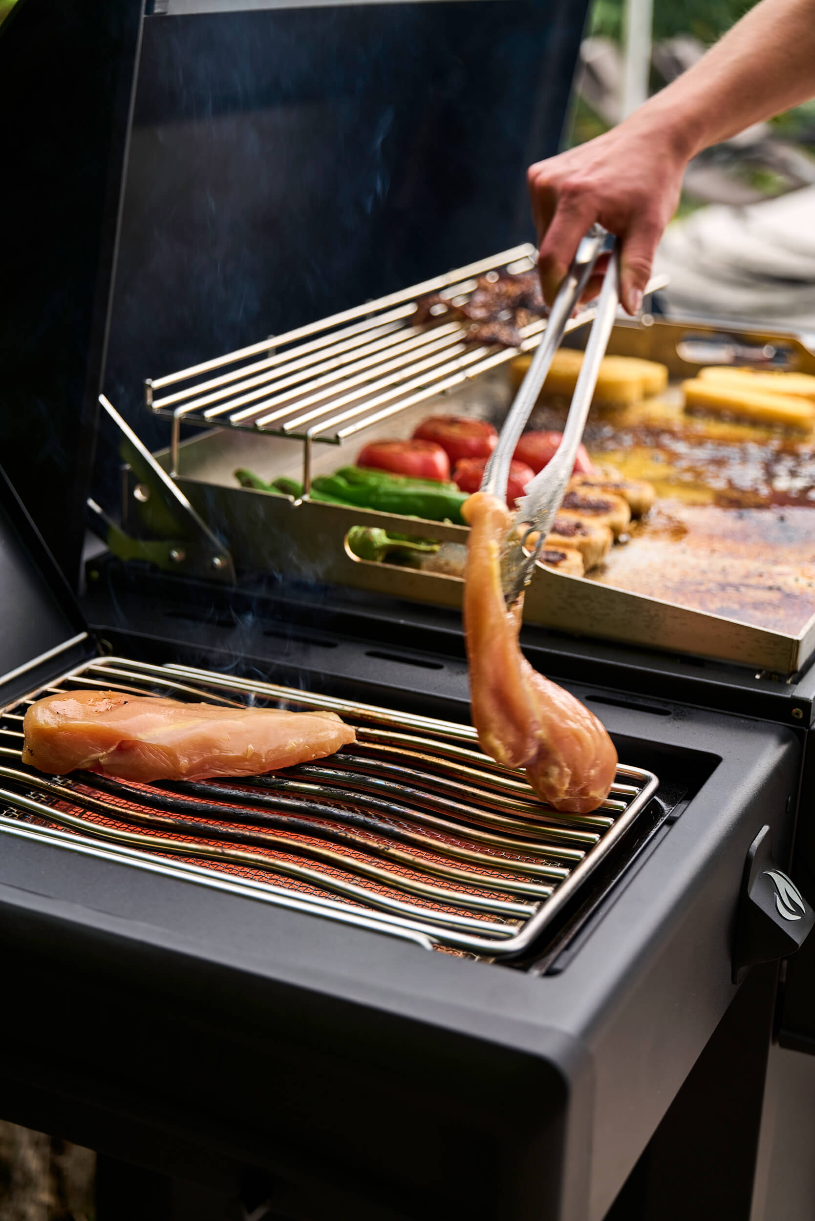 Napoleon Plancha Grill Phantom Rogue Pro 30 mit Sizzle Zone in mattschwarz mit Edelstahlplancha 70 x 44 cm – Produktbild 11