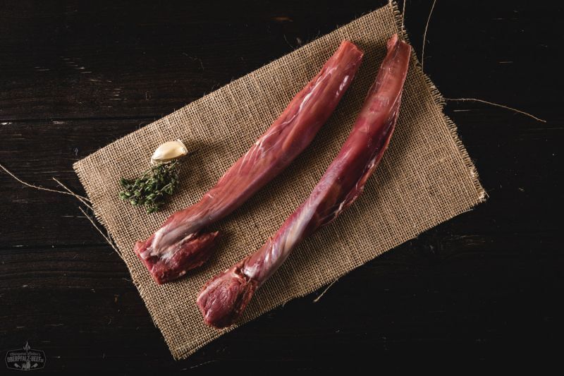 Mageres Lammfilet auf Holzbrett