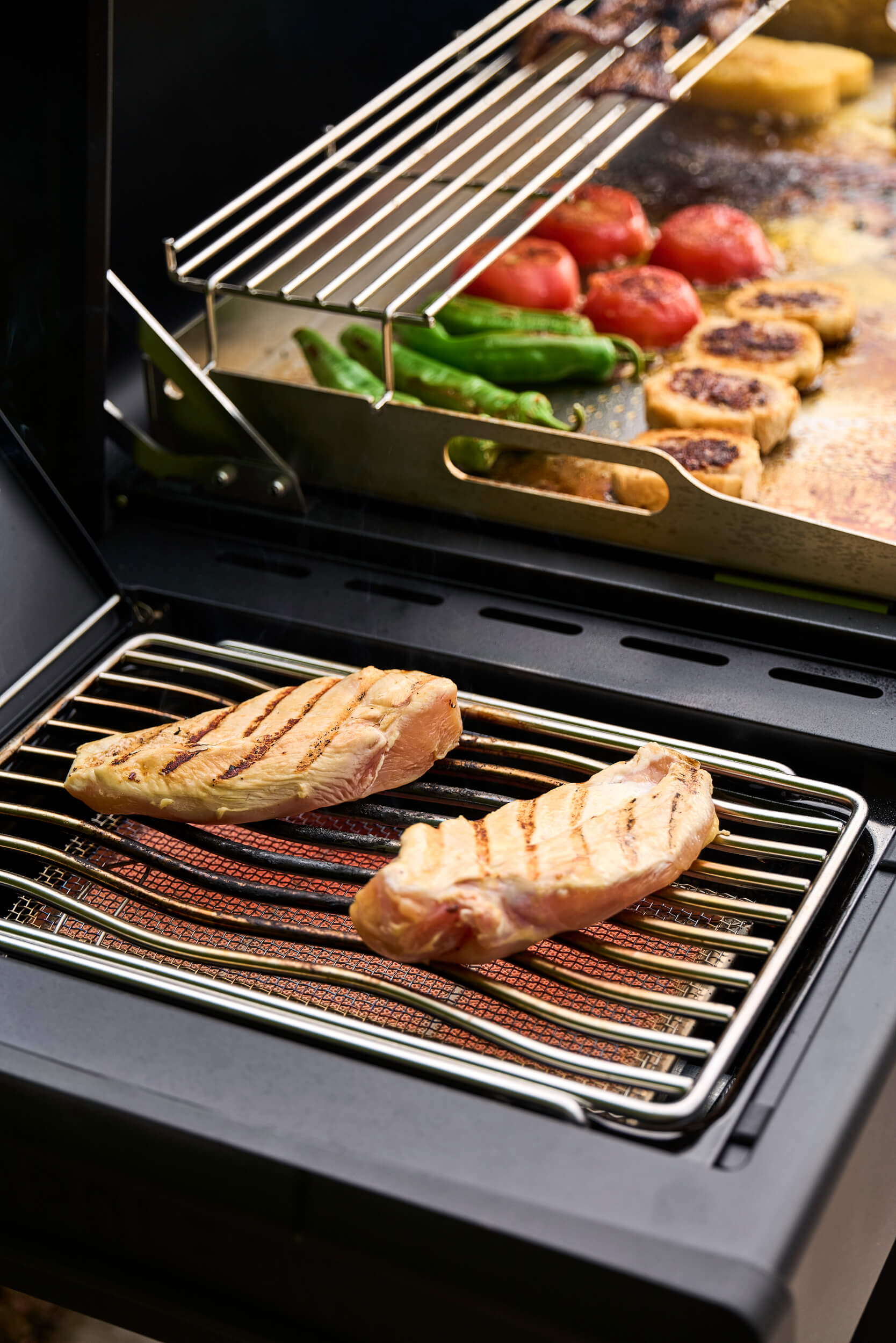 Napoleon Plancha Grill Phantom Rogue Pro 30 mit Sizzle Zone in mattschwarz mit Edelstahlplancha 70 x 44 cm – Produktbild 15