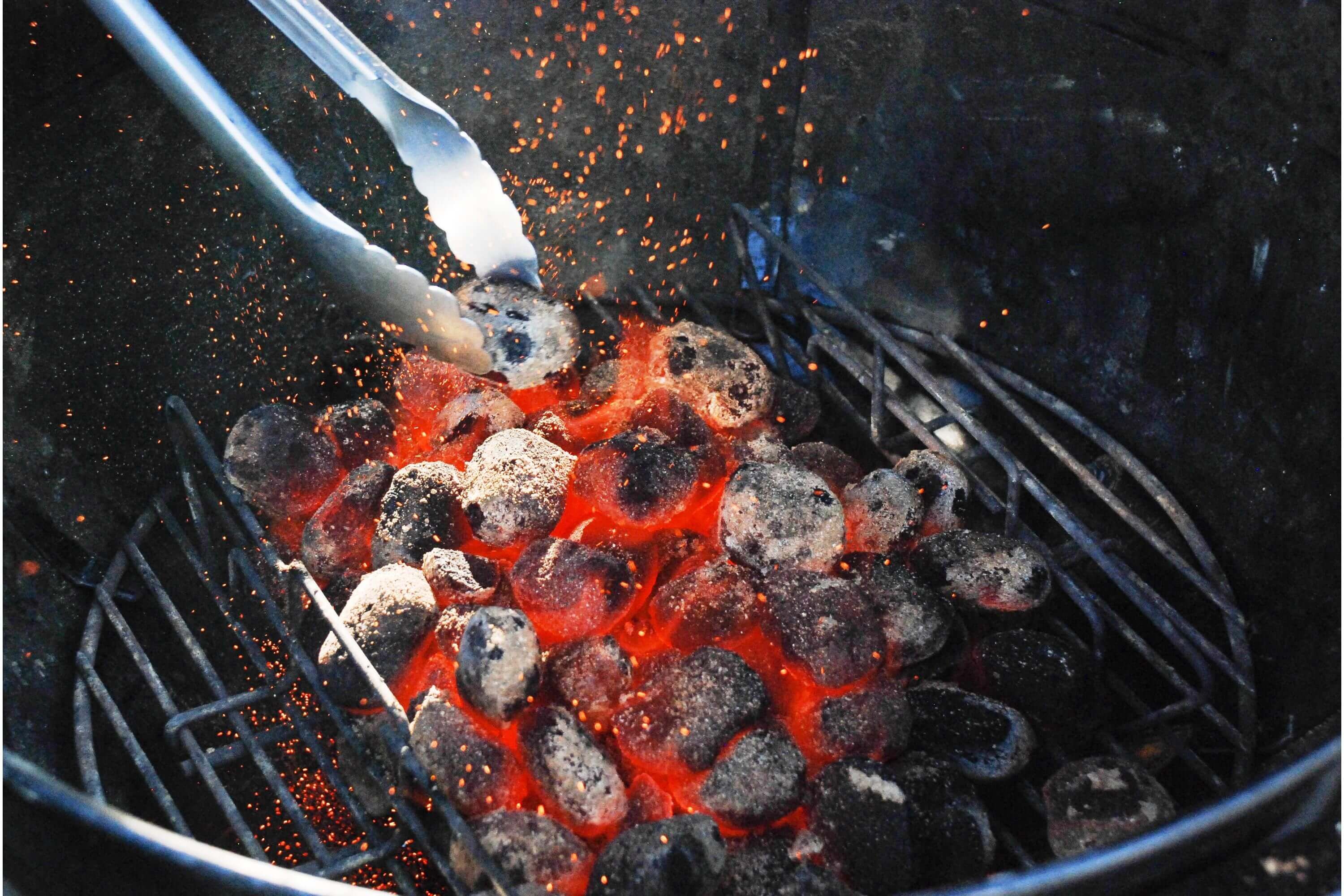 Holzkohle wird zum direkten Grillen vorbereitet