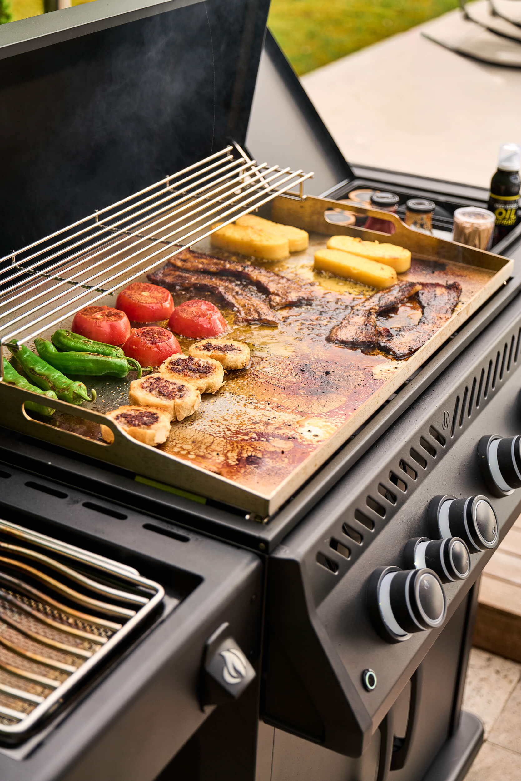 Napoleon Plancha Grill Phantom Rogue Pro 30 mit Sizzle Zone in mattschwarz mit Edelstahlplancha 70 x 44 cm – Produktbild 17