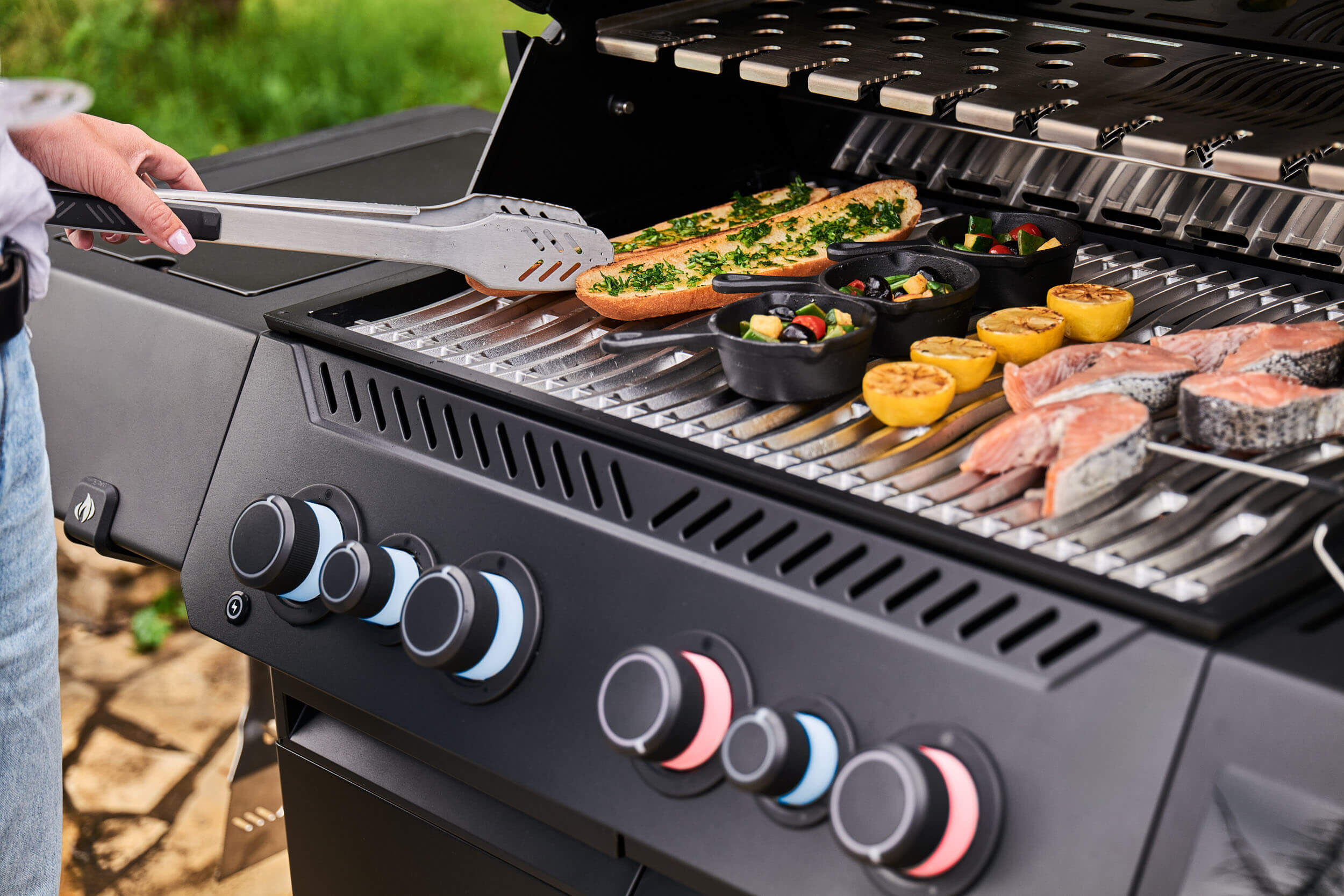 Napoleon Phantom Prestige 500 Connected Gasgrill mit SIZZLE Zone und Heckbrenner - Edelstahl Gussroste, Mattschwarz - Modell 2025 Napoleon Phantom Prestige 500 Connected Gasgrill mit SIZZLE Zone und Heckbrenner - Edelstahl Gussroste, Mattschwarz - Modell 2025