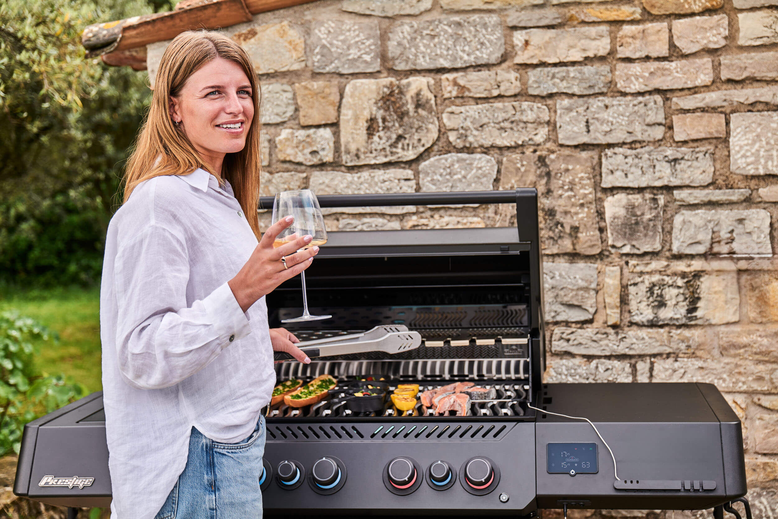 Napoleon Phantom Prestige 500 Connected Gasgrill mit SIZZLE Zone und Heckbrenner - Edelstahl Gussroste, Mattschwarz - Modell 2025 Napoleon Phantom Prestige 500 Connected Gasgrill mit SIZZLE Zone und Heckbrenner - Edelstahl Gussroste, Mattschwarz - Modell 2025