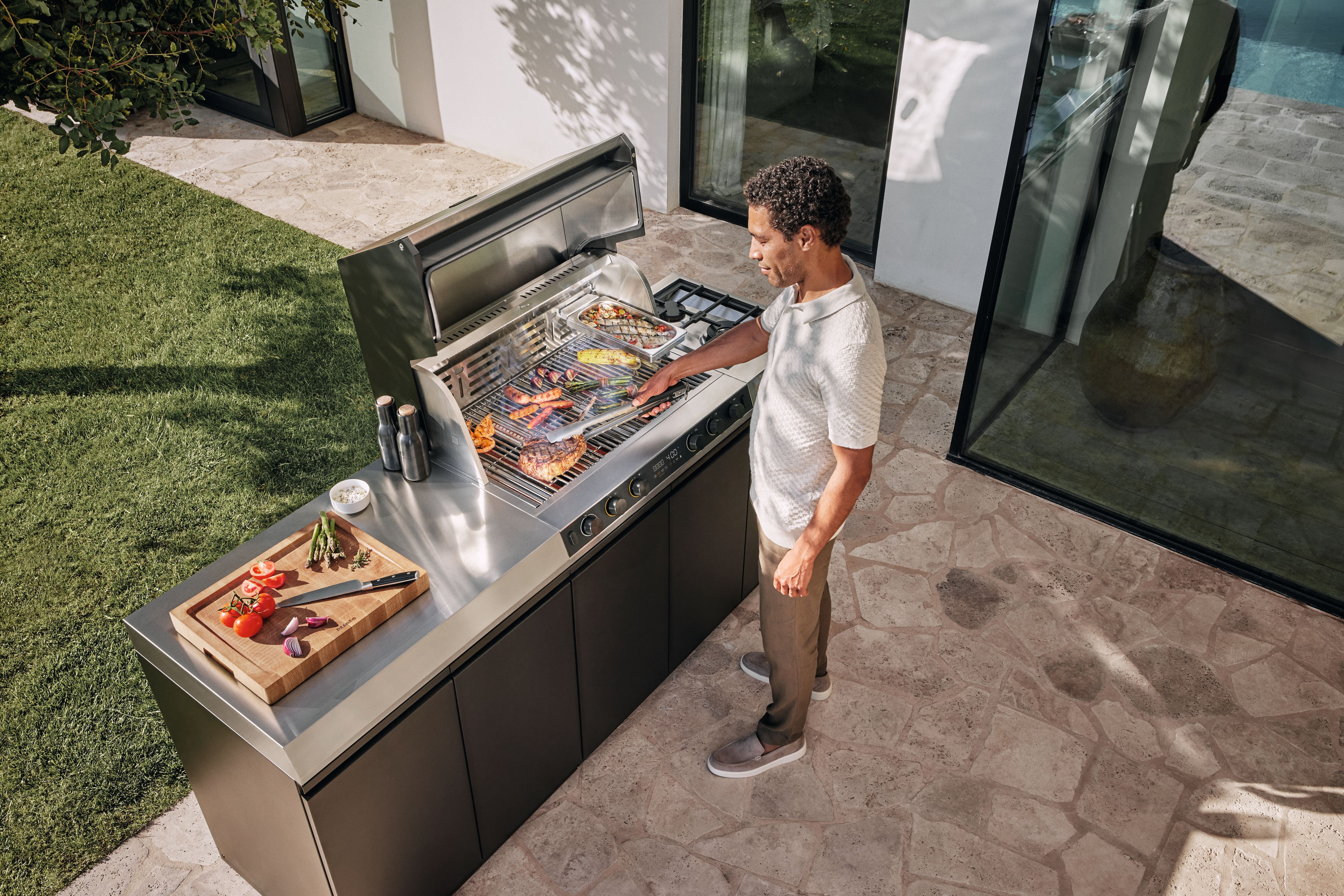 Miele Dreams – Store L Einlegeboden – Stauraummodul Lava Schwarz mit Edelstahl-Arbeitsfläche
