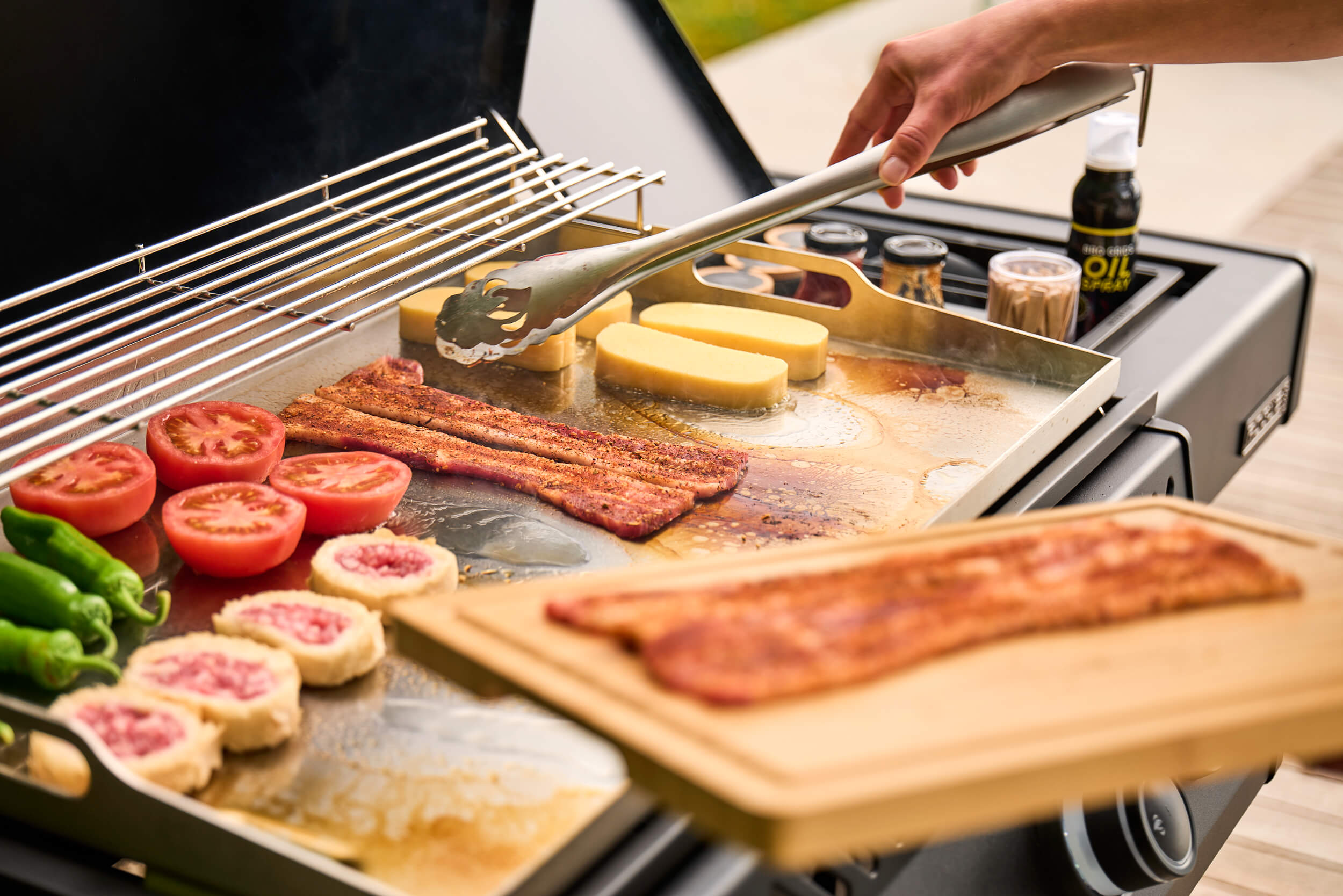 Napoleon Plancha Grill Phantom Rogue Pro 30 mit Sizzle Zone in mattschwarz mit Edelstahlplancha 70 x 44 cm – Produktbild 13