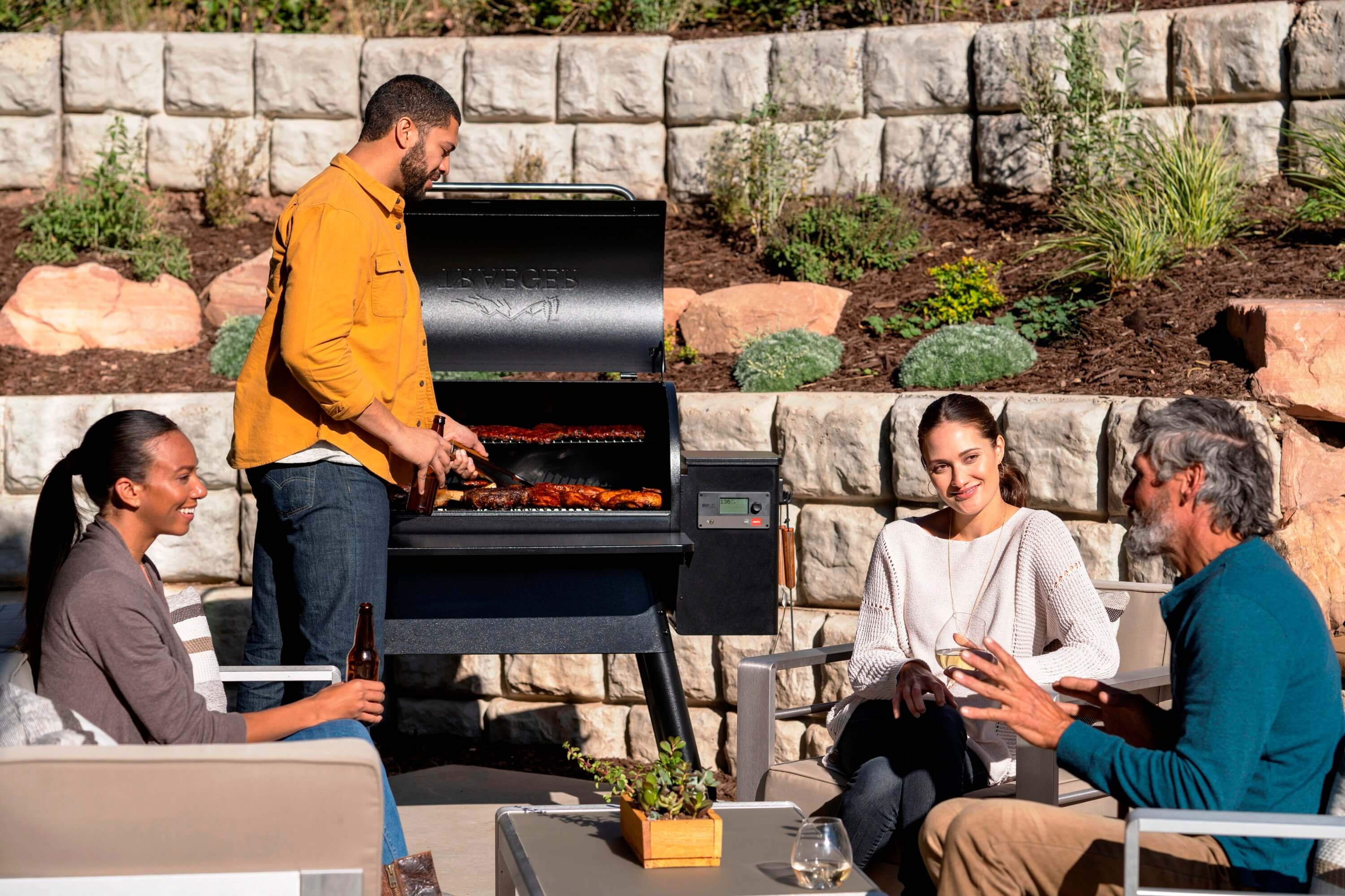 Lifestyle Bild eines Traeger Pelletgrills mit Menschen