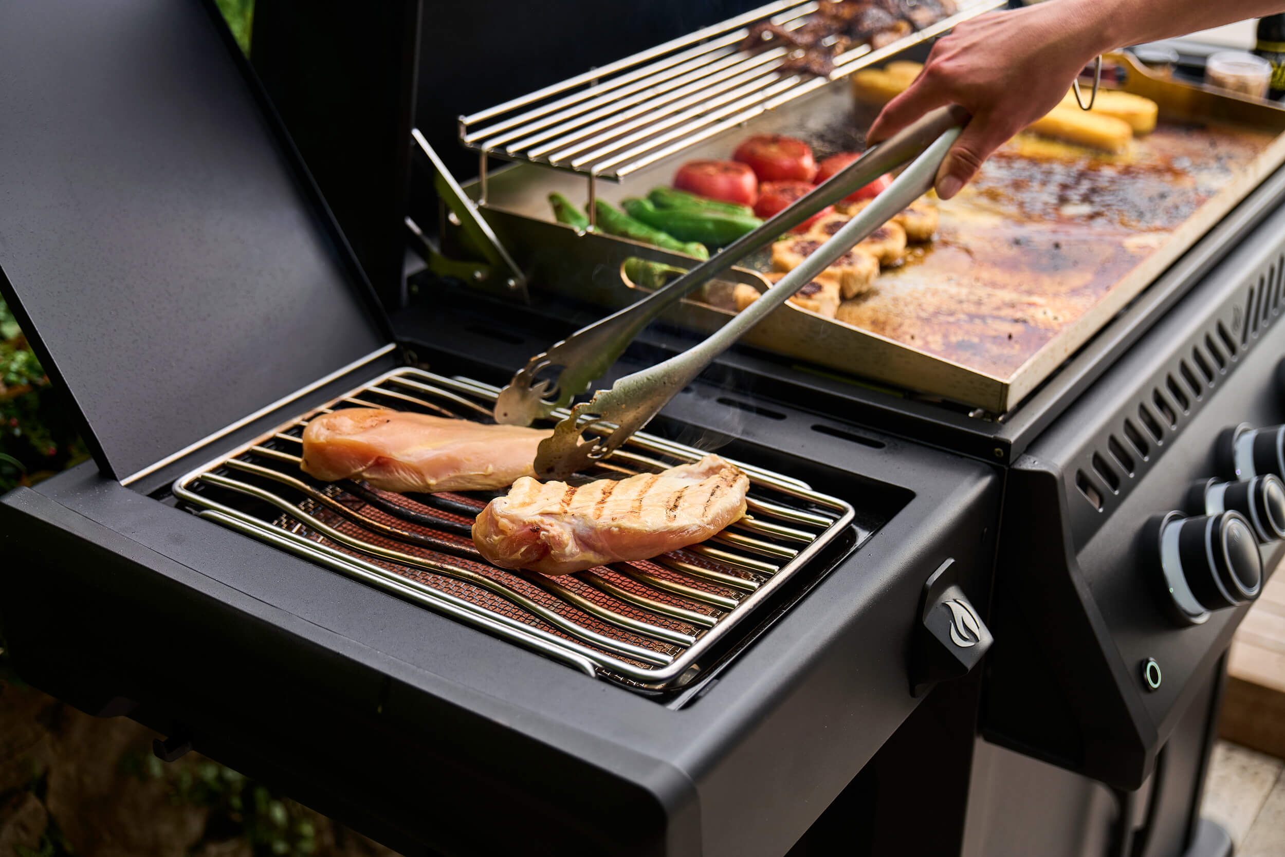 Napoleon Plancha Grill Phantom Rogue Pro 30 mit Sizzle Zone in mattschwarz mit Edelstahlplancha 70 x 44 cm – Produktbild 1