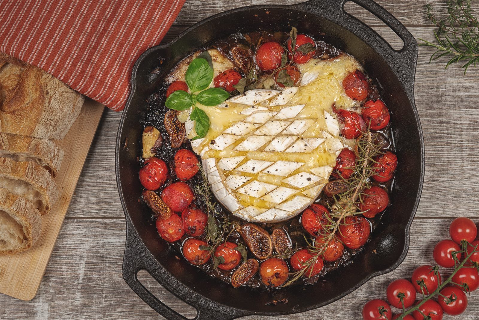 Gegrillter Camembert in der gusseisernen Pfanne mit Cherrytomaten, Feigen und Baguette