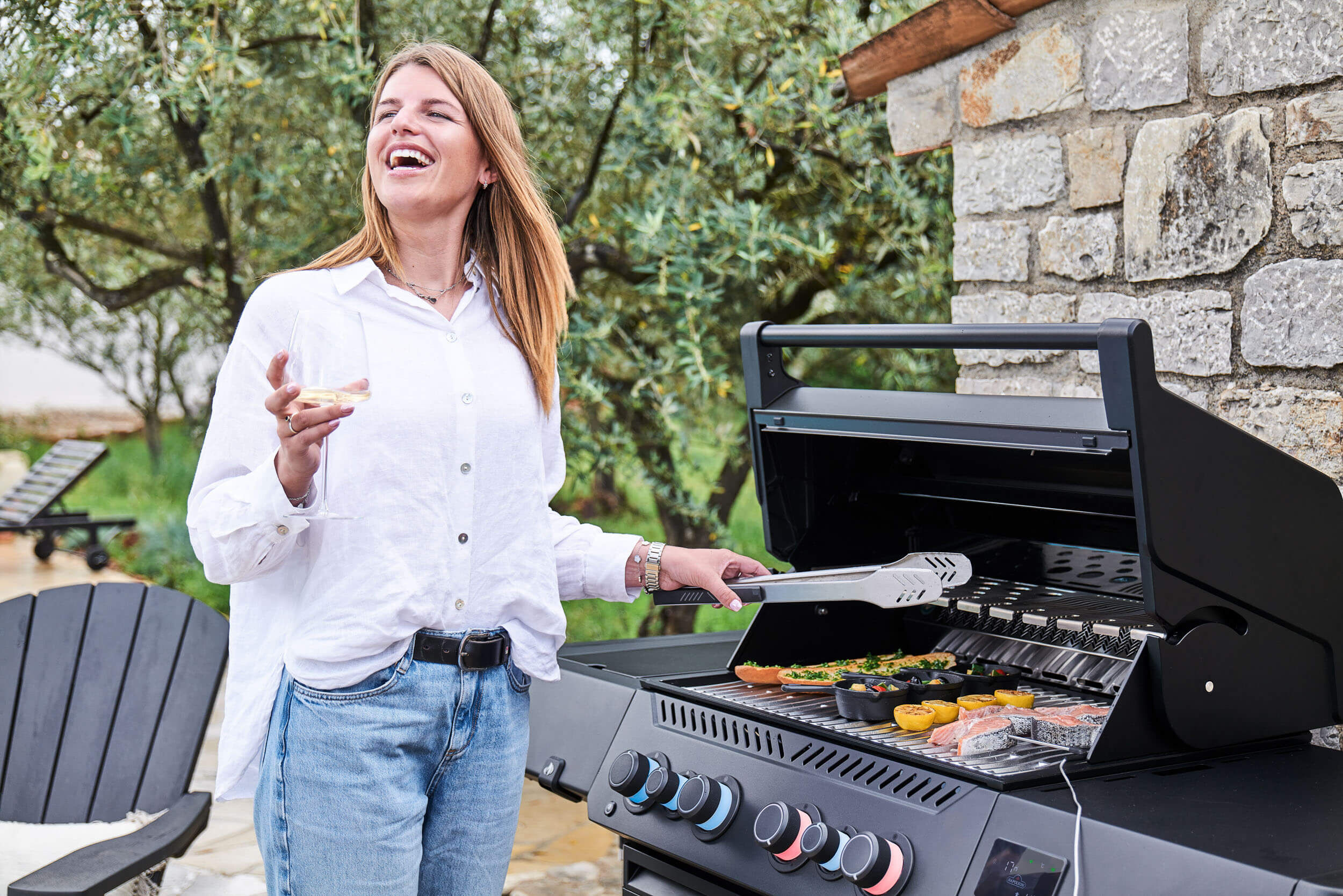 Napoleon Phantom Prestige 500 Connected Gasgrill mit SIZZLE Zone und Heckbrenner - Edelstahl Gussroste, Mattschwarz - Modell 2025 Napoleon Phantom Prestige 500 Connected Gasgrill mit SIZZLE Zone und Heckbrenner - Edelstahl Gussroste, Mattschwarz - Modell 2025