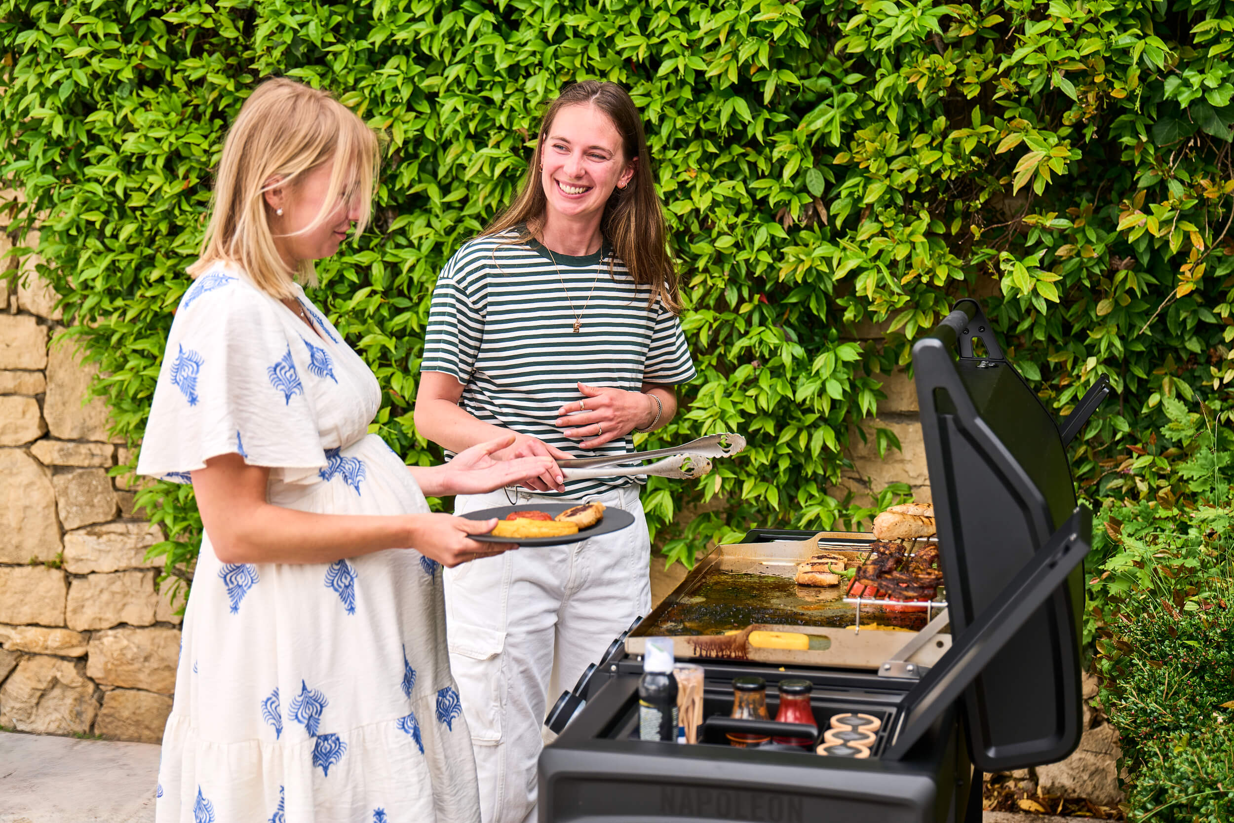 Napoleon Plancha Grill Phantom Rogue Pro 30 mit Sizzle Zone in mattschwarz mit Edelstahlplancha 70 x 44 cm – Produktbild 24